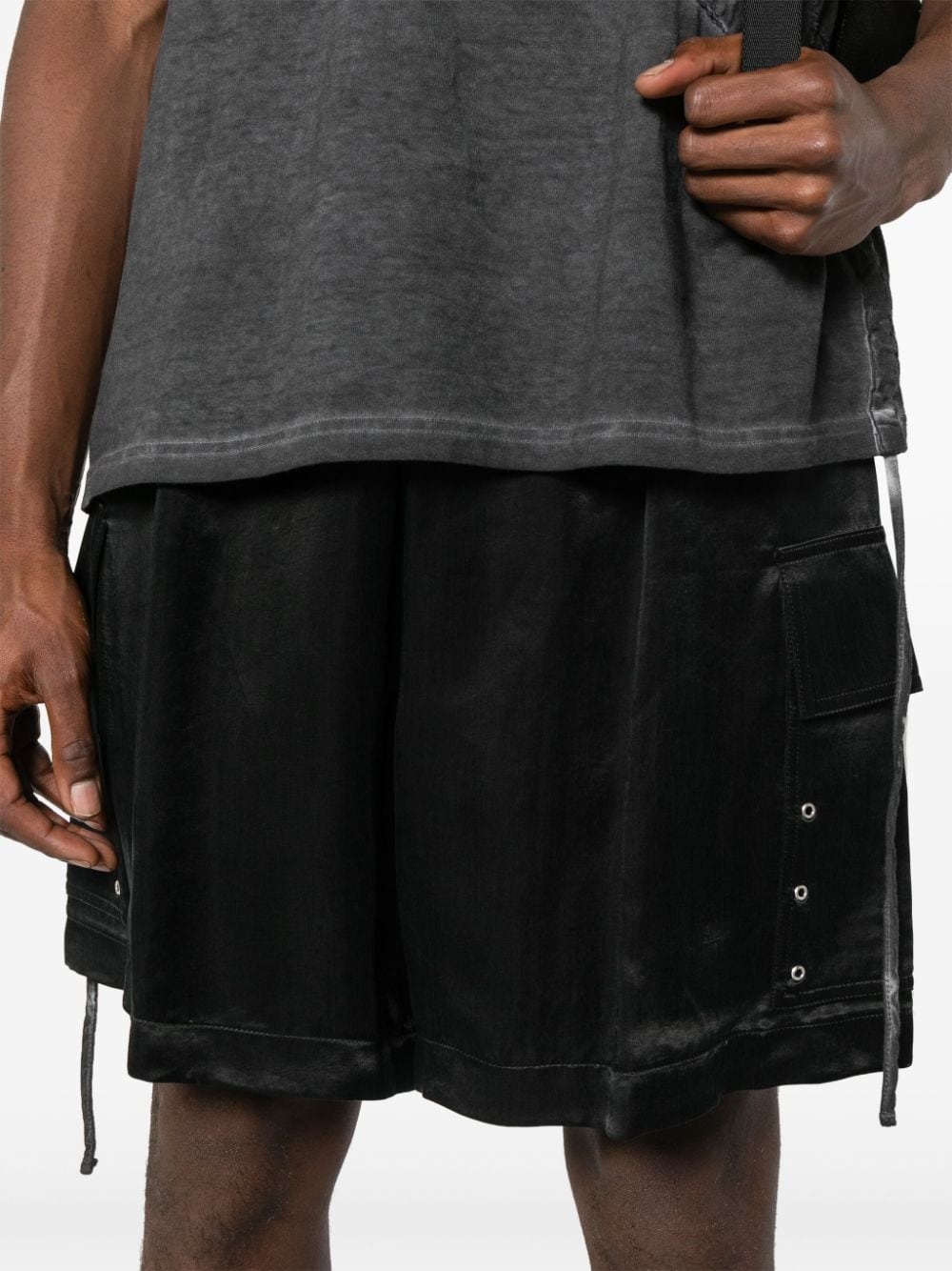 eyelet-detailing satin cargo shorts - 5