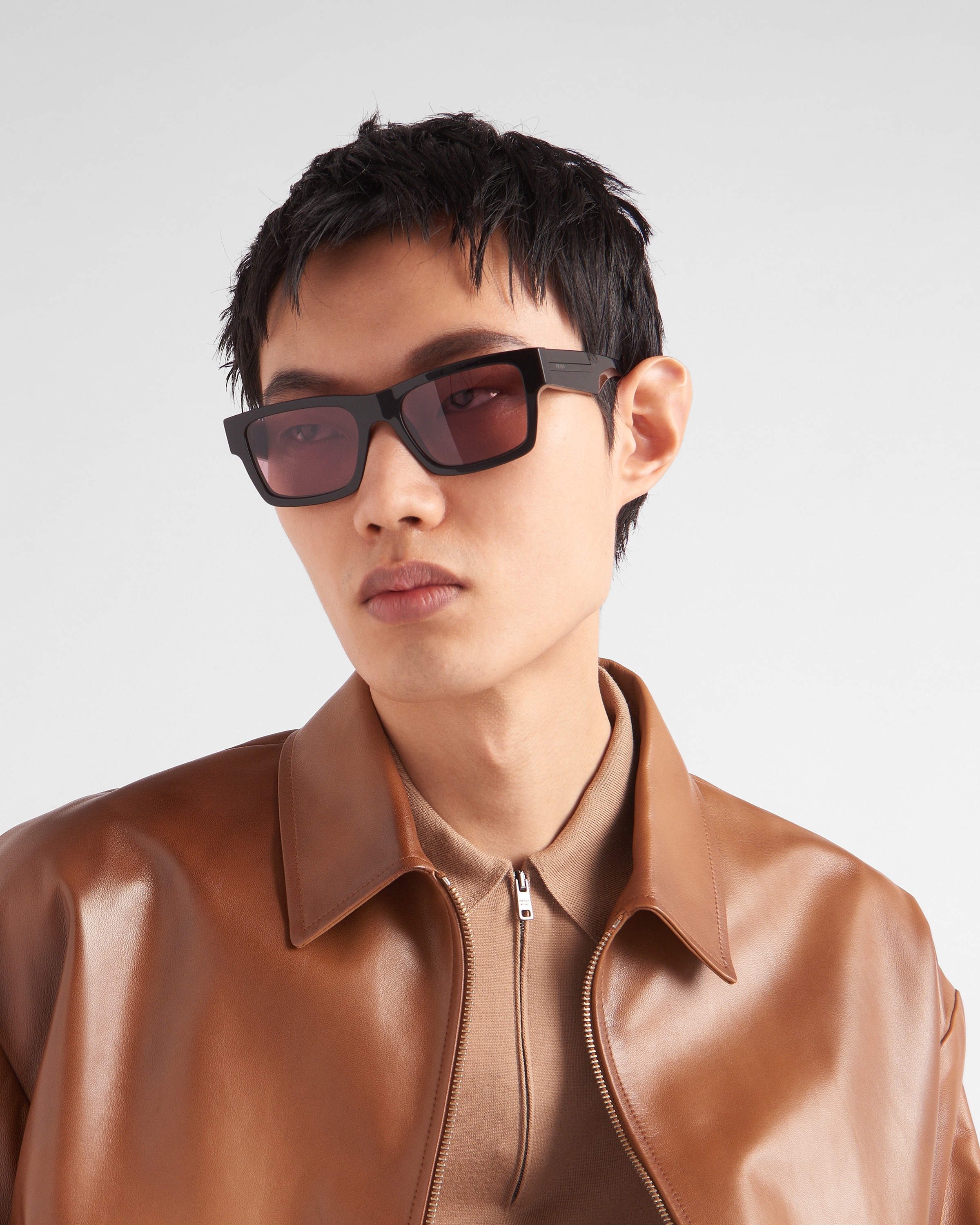 Sunglasses with iconic metal plaque - 2