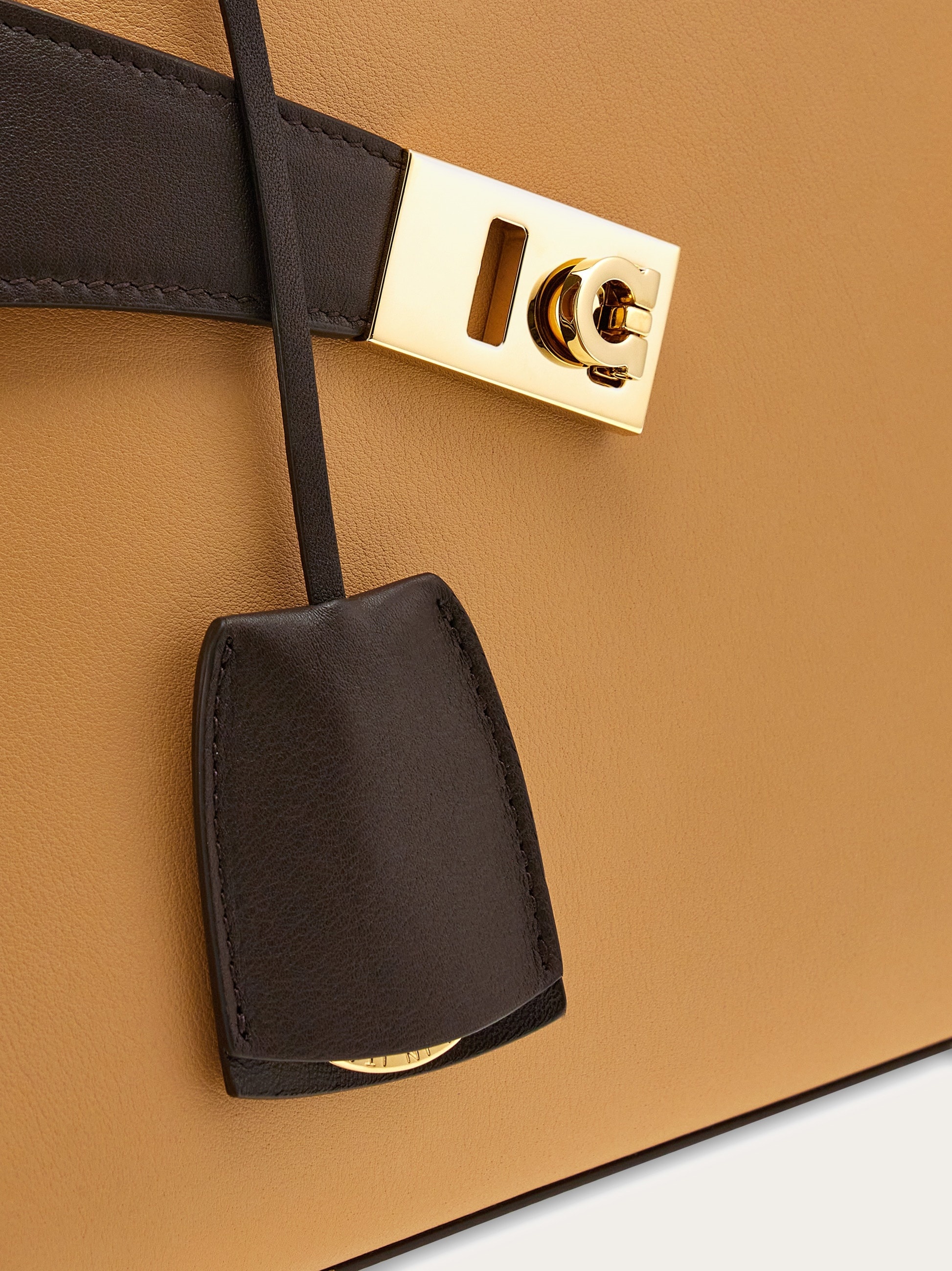 Hug bicolor handbag (S) - 6