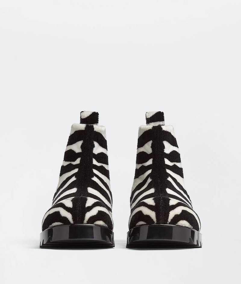 Bottega Veneta strut outlook