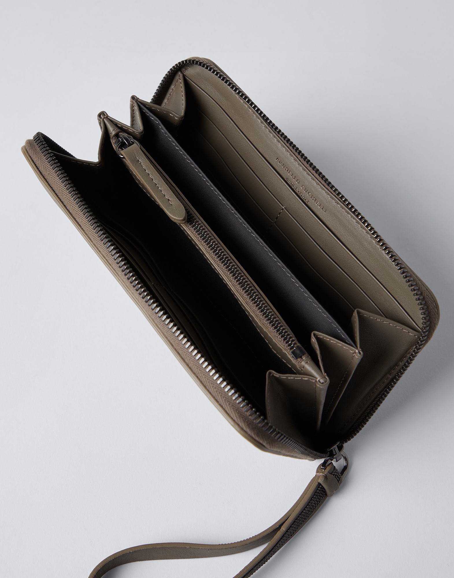 Matte calfskin wallet with precious zipper pull - 5