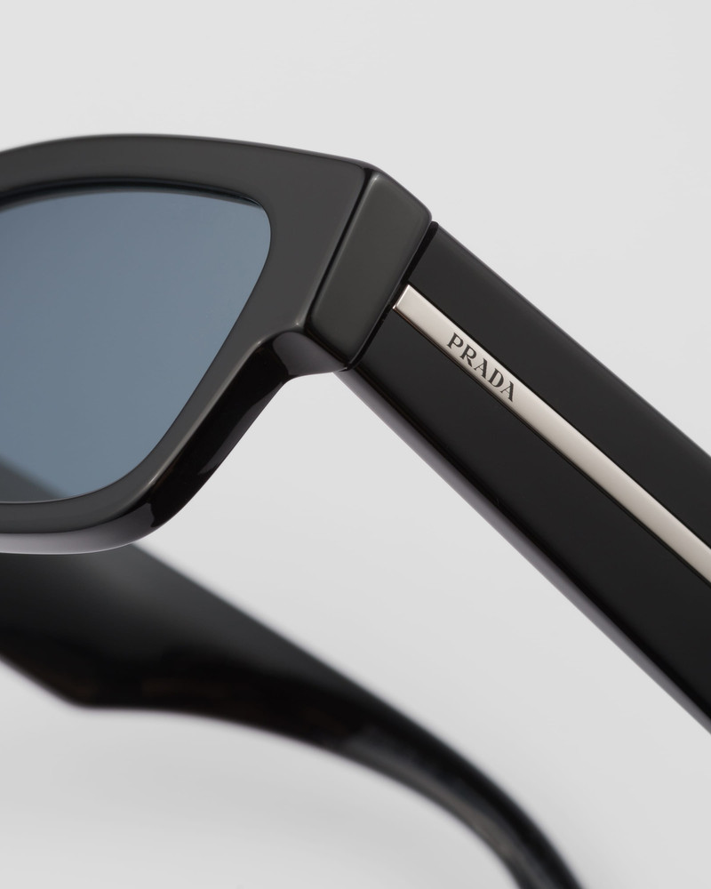 Sunglasses with iconic metal plaque 5
