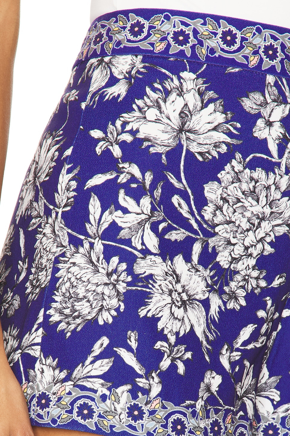 Hera Back Zip Short - 6