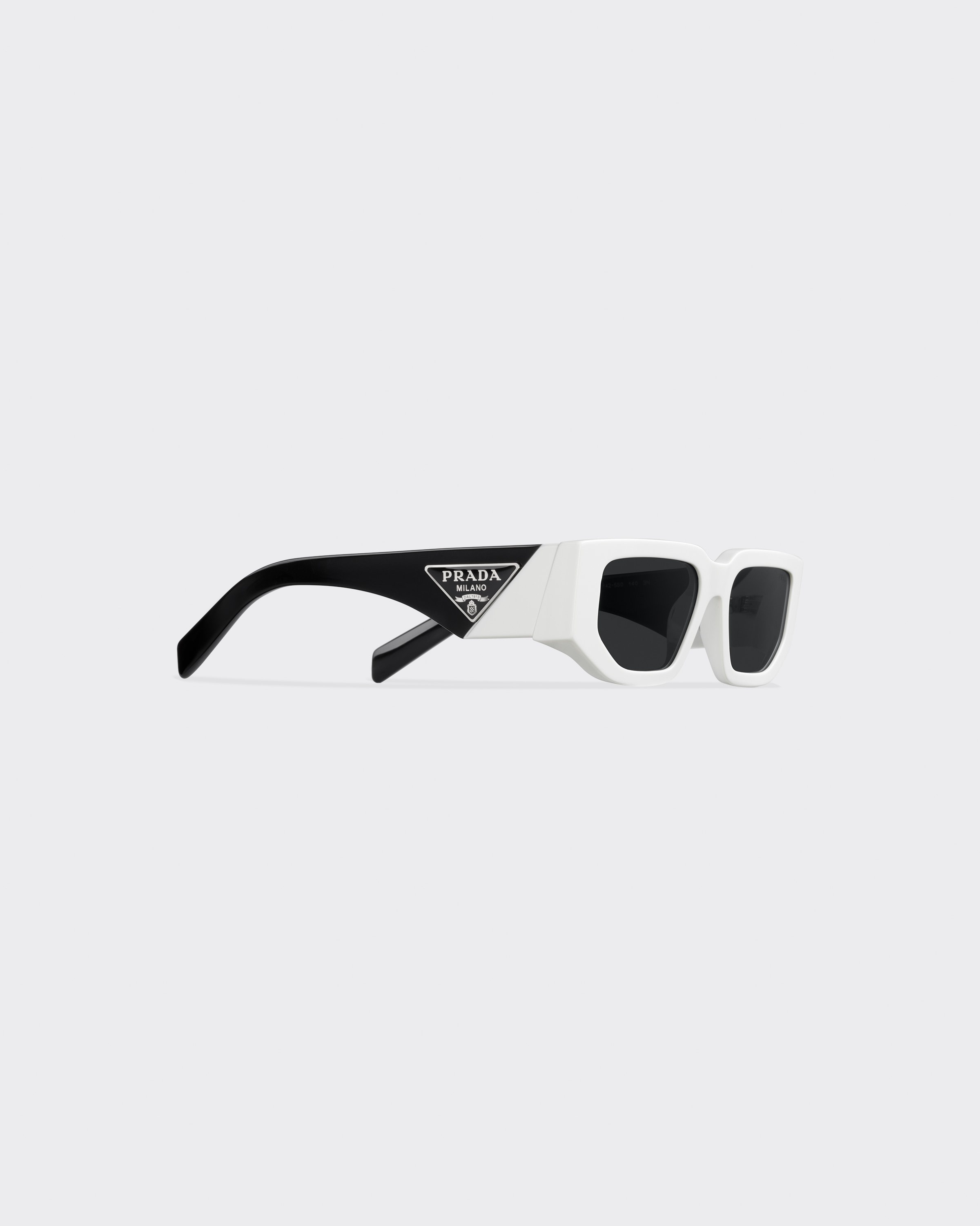 Sunglasses with triangle logo - 3