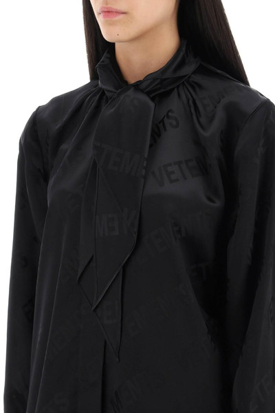 VETEMENTS SCARF COLLAR MONOGRAM BLOUSE outlook