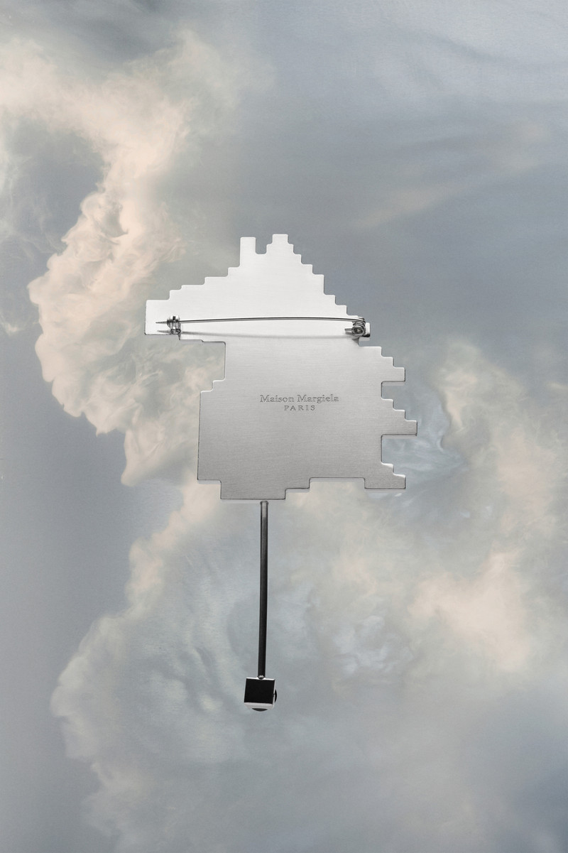 Maison Margiela Horse rhinestone brooch outlook