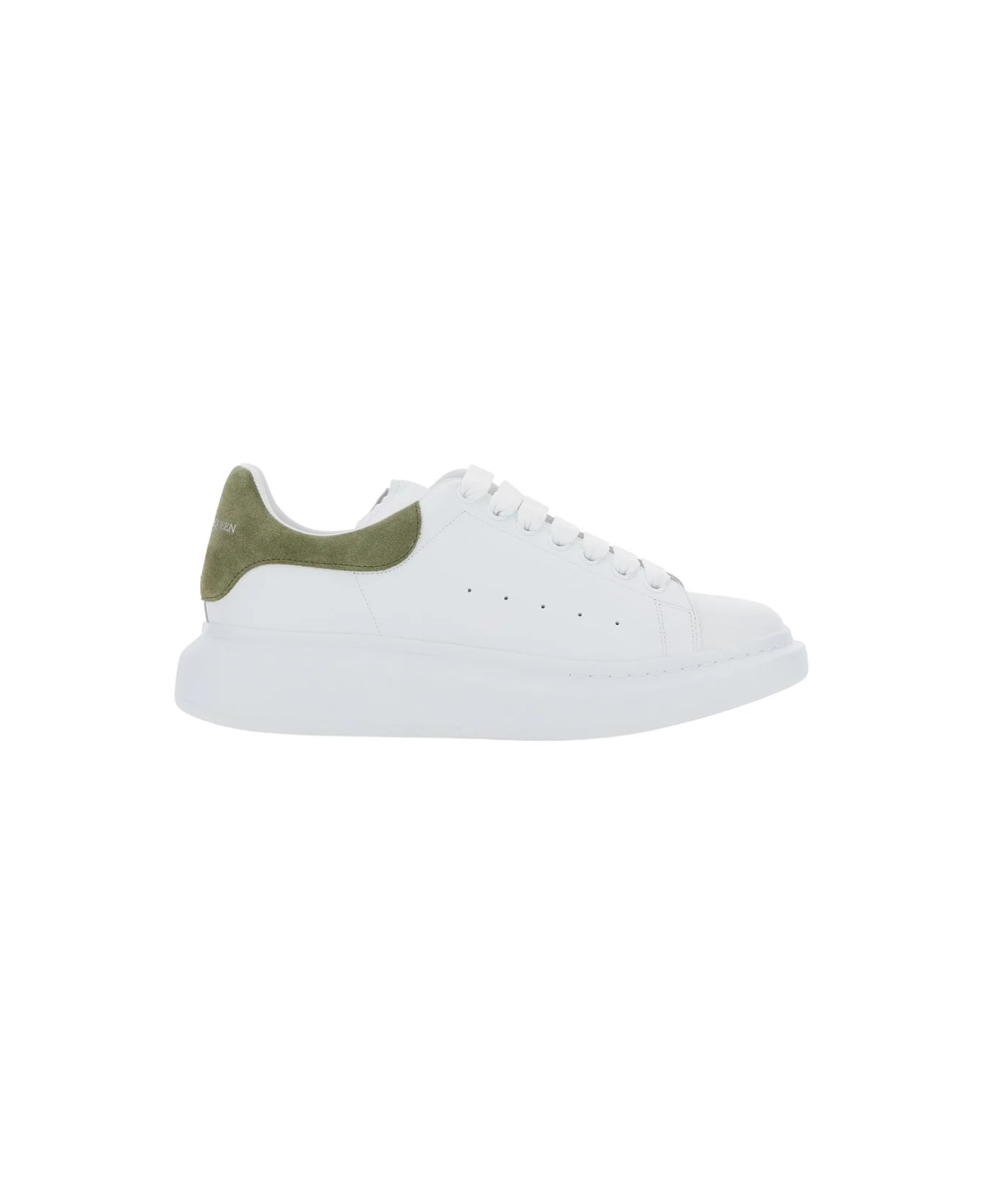 White Low-top Sneakers With Chunky Sole And Green Contrasting Heel Tab In Leather Man - 1