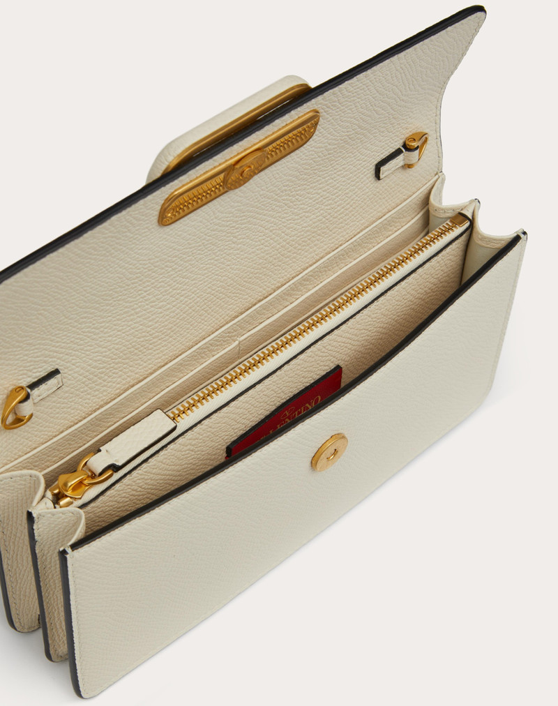 VLOGO SIGNATURE GRAINY CALFSKIN WALLET WITH CHAIN 6