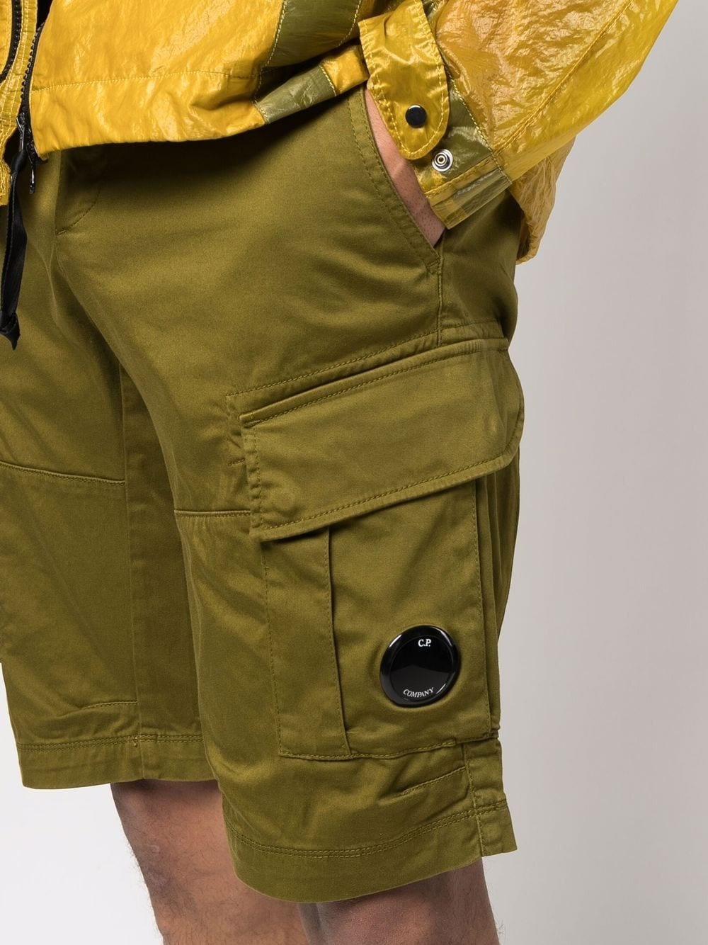 Lens-detail cotton cargo shorts - 5