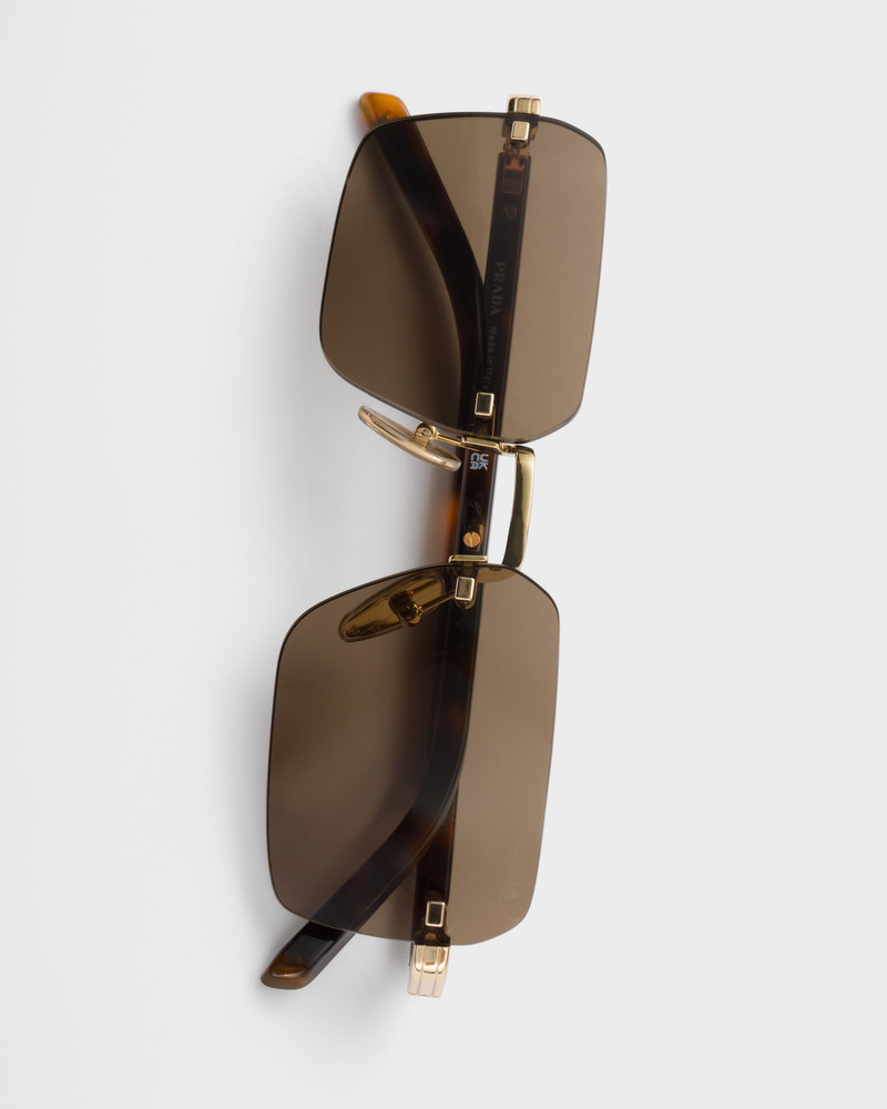 Sunglasses with the iconic metal plaque 5