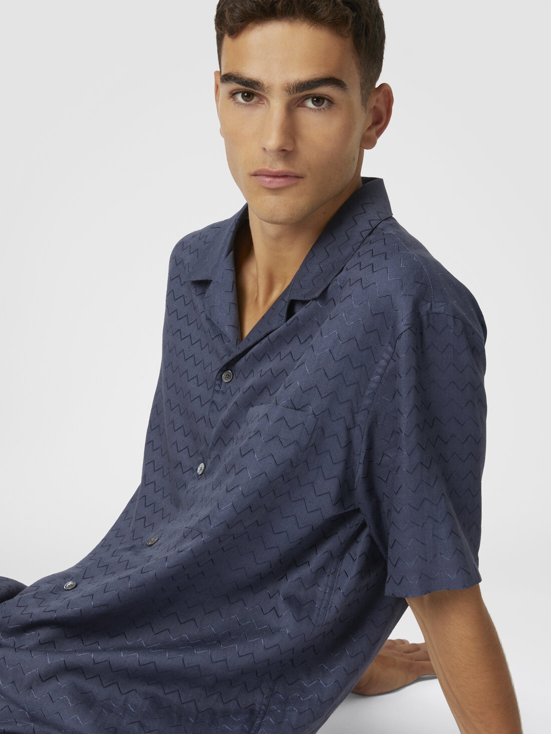 Cotton, viscose and linen bowling shirt with shiny zigzag pattern - 4