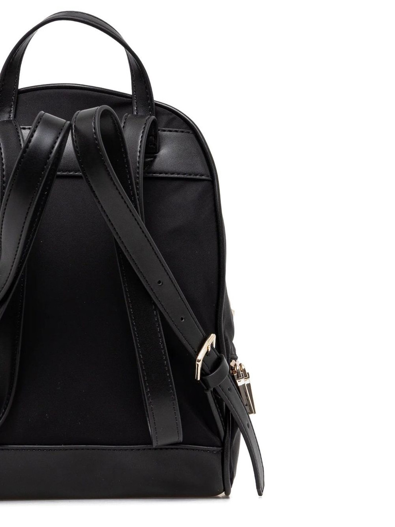 zip-fastening backpack 3
