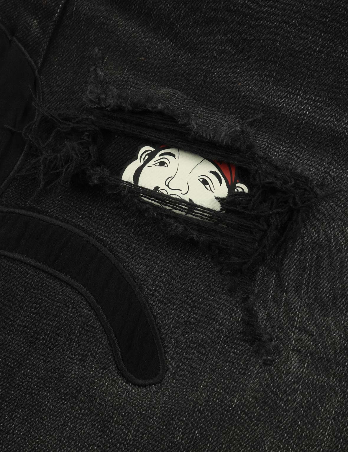 SEAGULL APPLIQUÉ EMBROIDERY AND GODHEAD PRINT
RELAX FIT DENIM SHORTS - 7