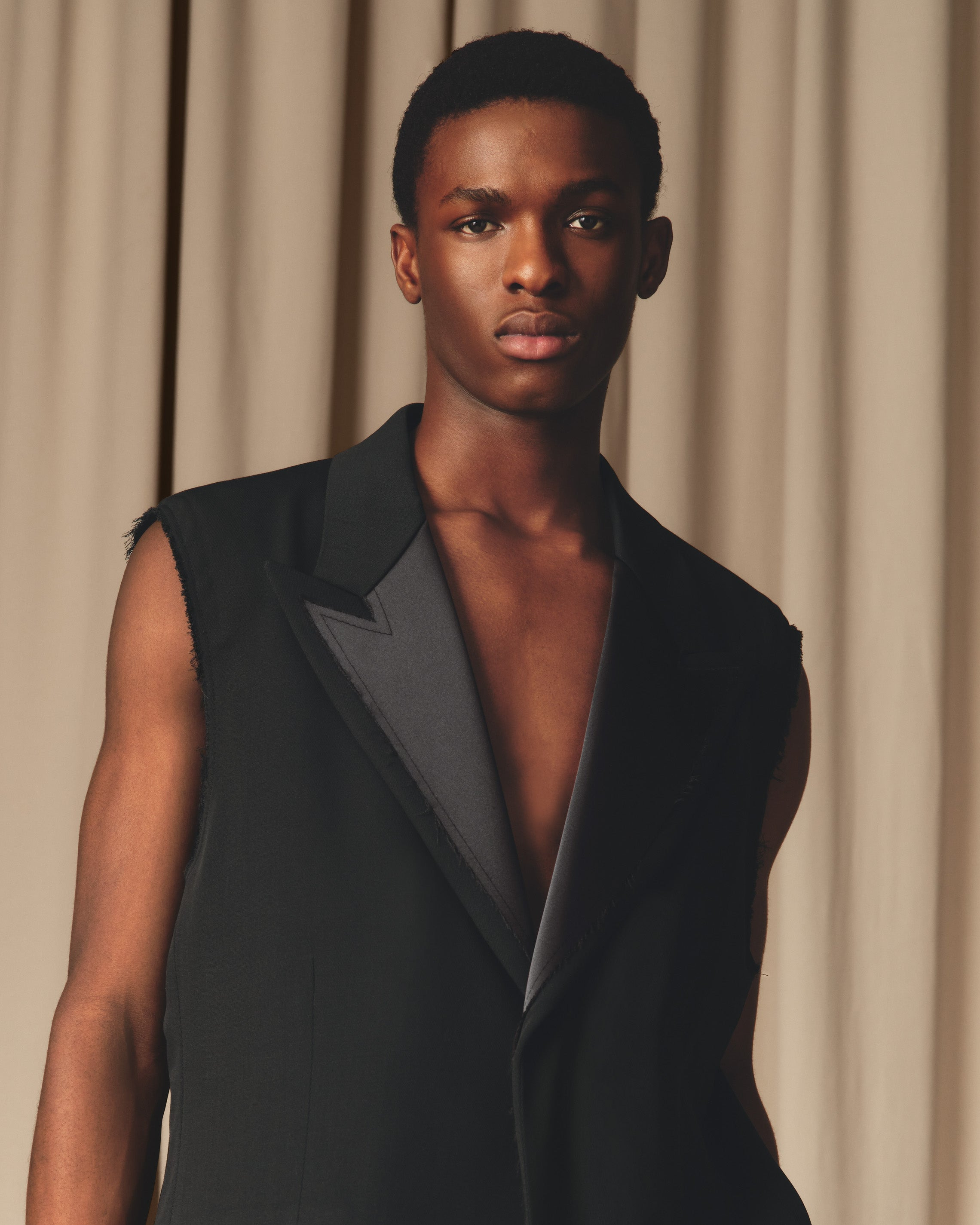 BLACK WOOL SLEEVELESS SMOKING JACKET - 7