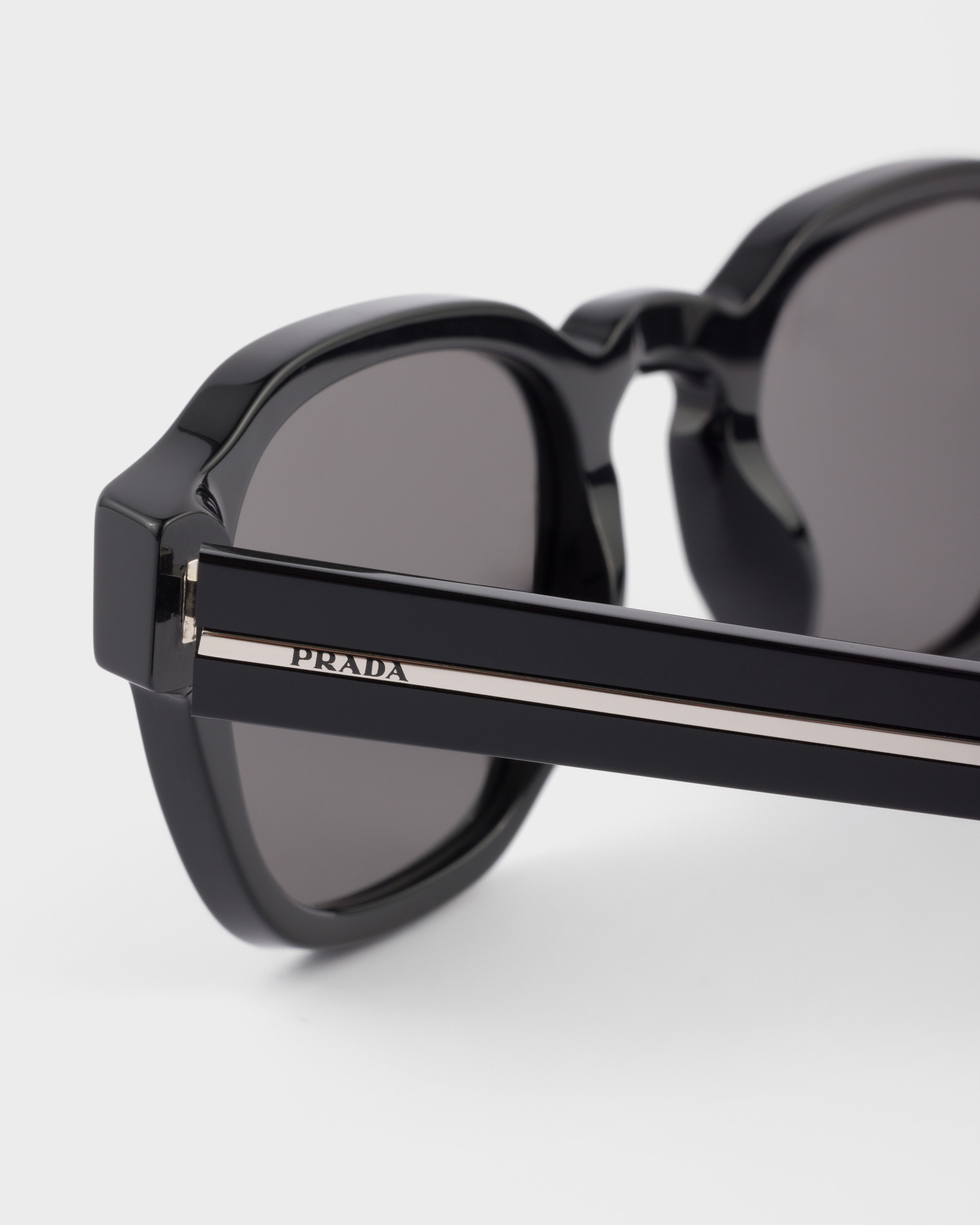 Sunglasses with the iconic metal plaque - 5