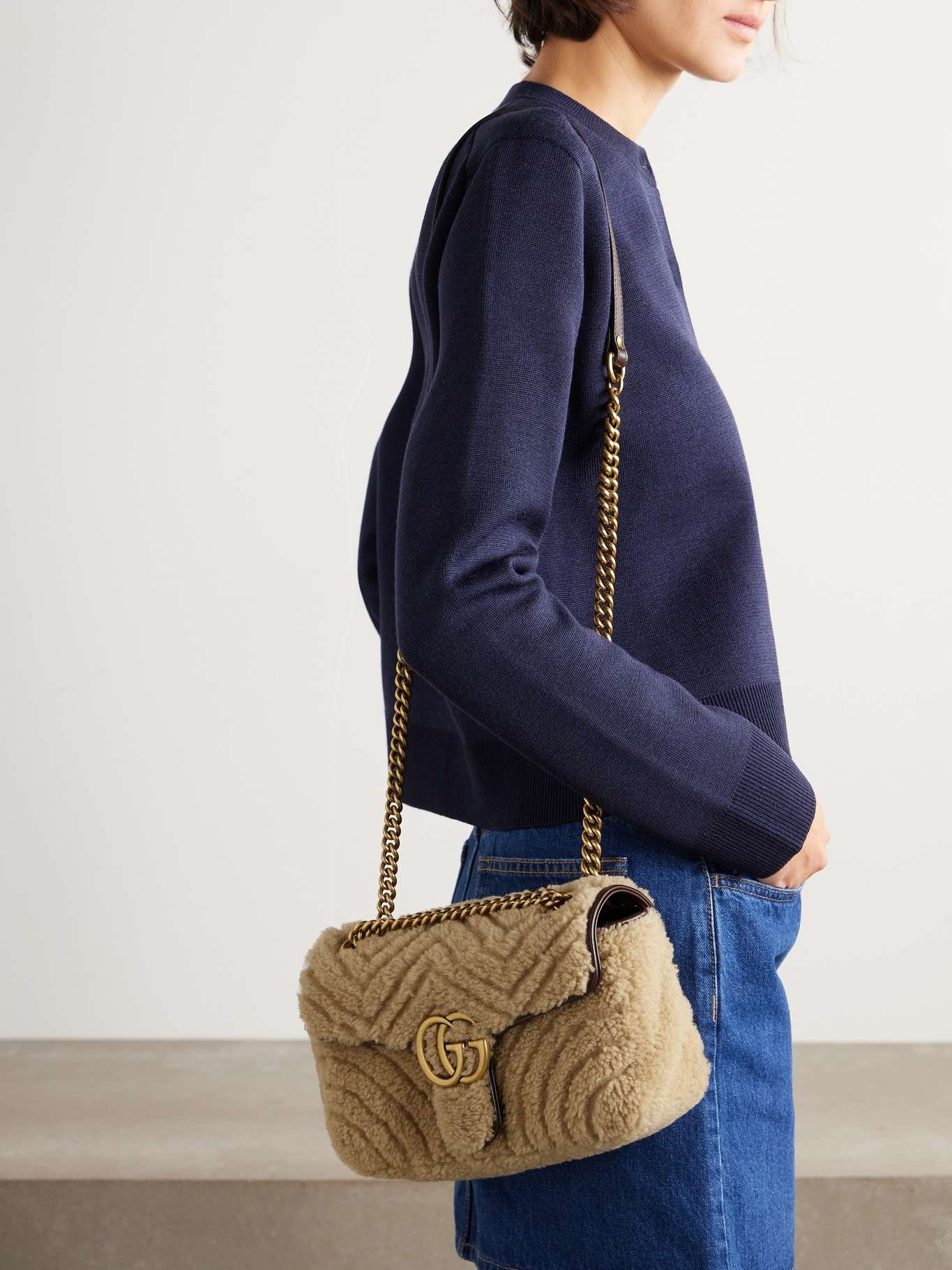 GG Marmont 2.0 leather-trimmed matelassé shearling shoulder bag Beige - 6