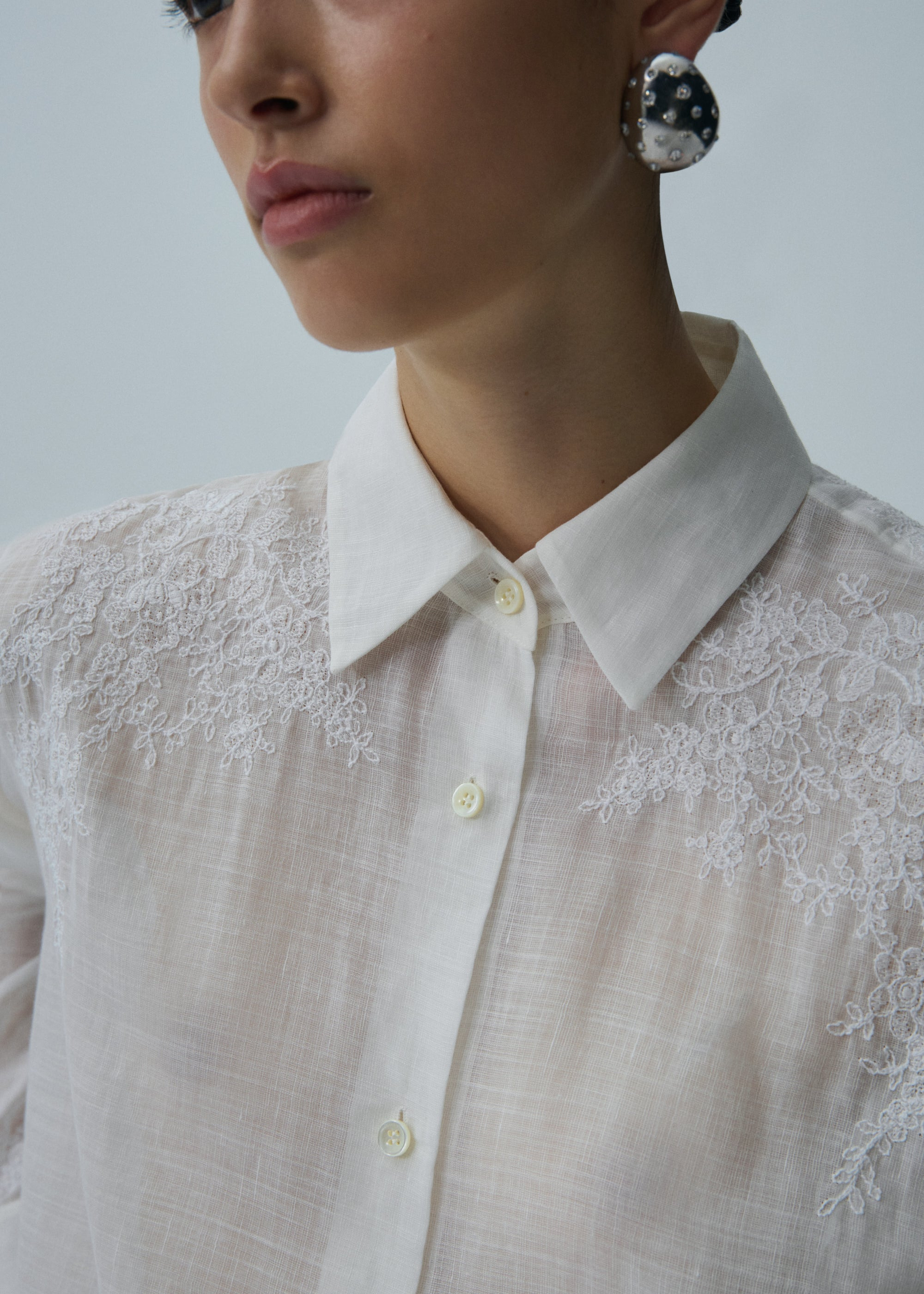 Lace embroidered linen shirt in white - 5