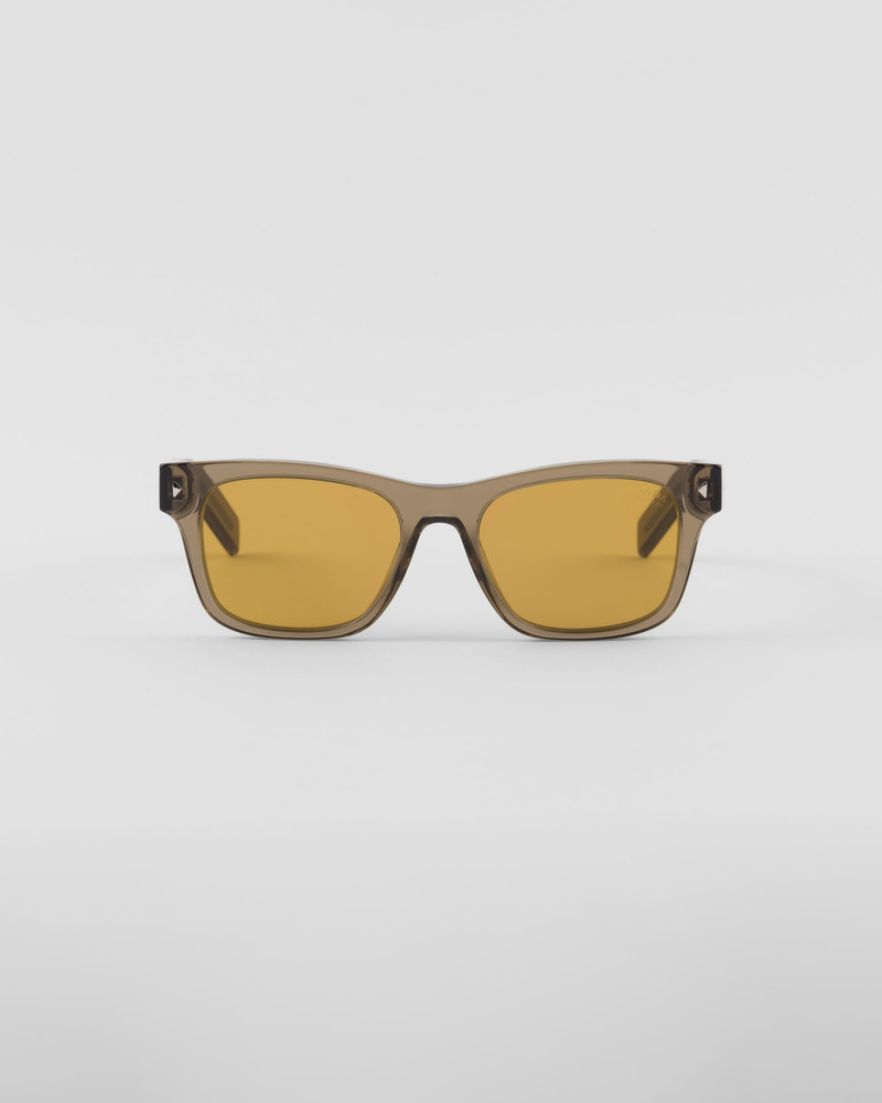 Sunglasses with iconic metal plaque 1