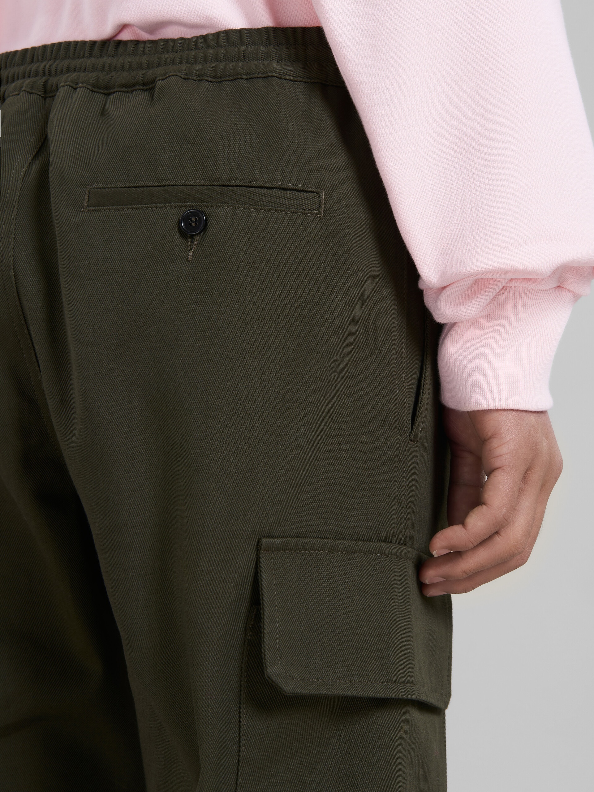 GREEN GABARDINE CARGO PANTS WITH DRAWSTRING WAIST - 4