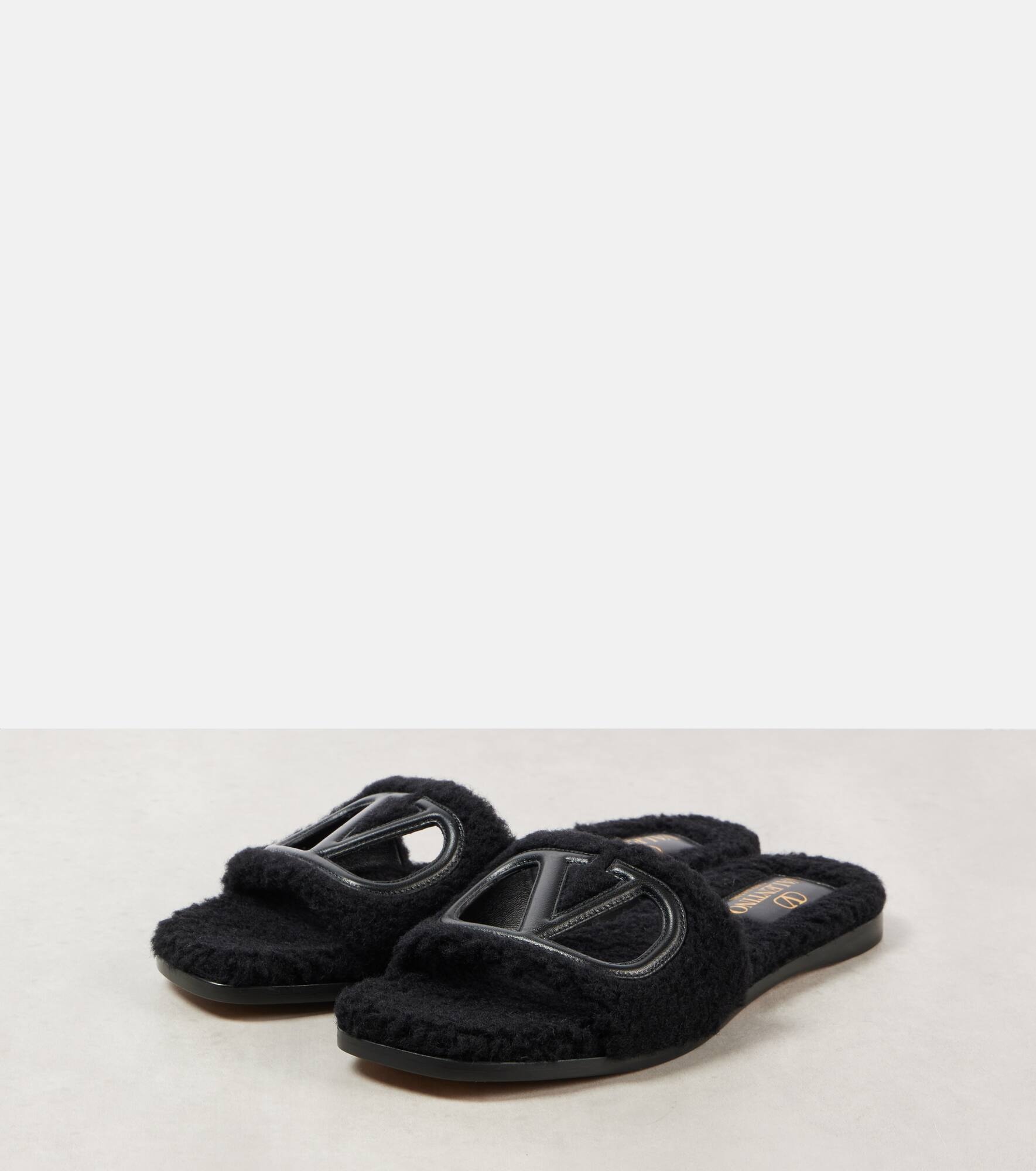 VLogo cutout faux shearling slides - 4