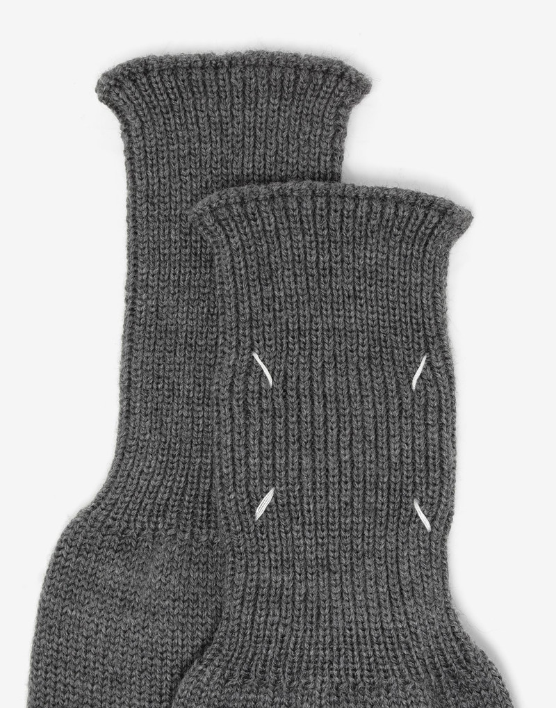 Maison Margiela Tabi gloves outlook