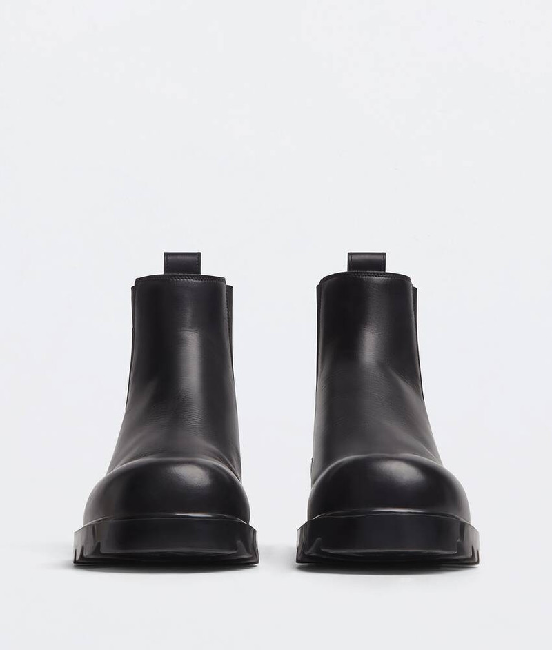 Bottega Veneta strut outlook