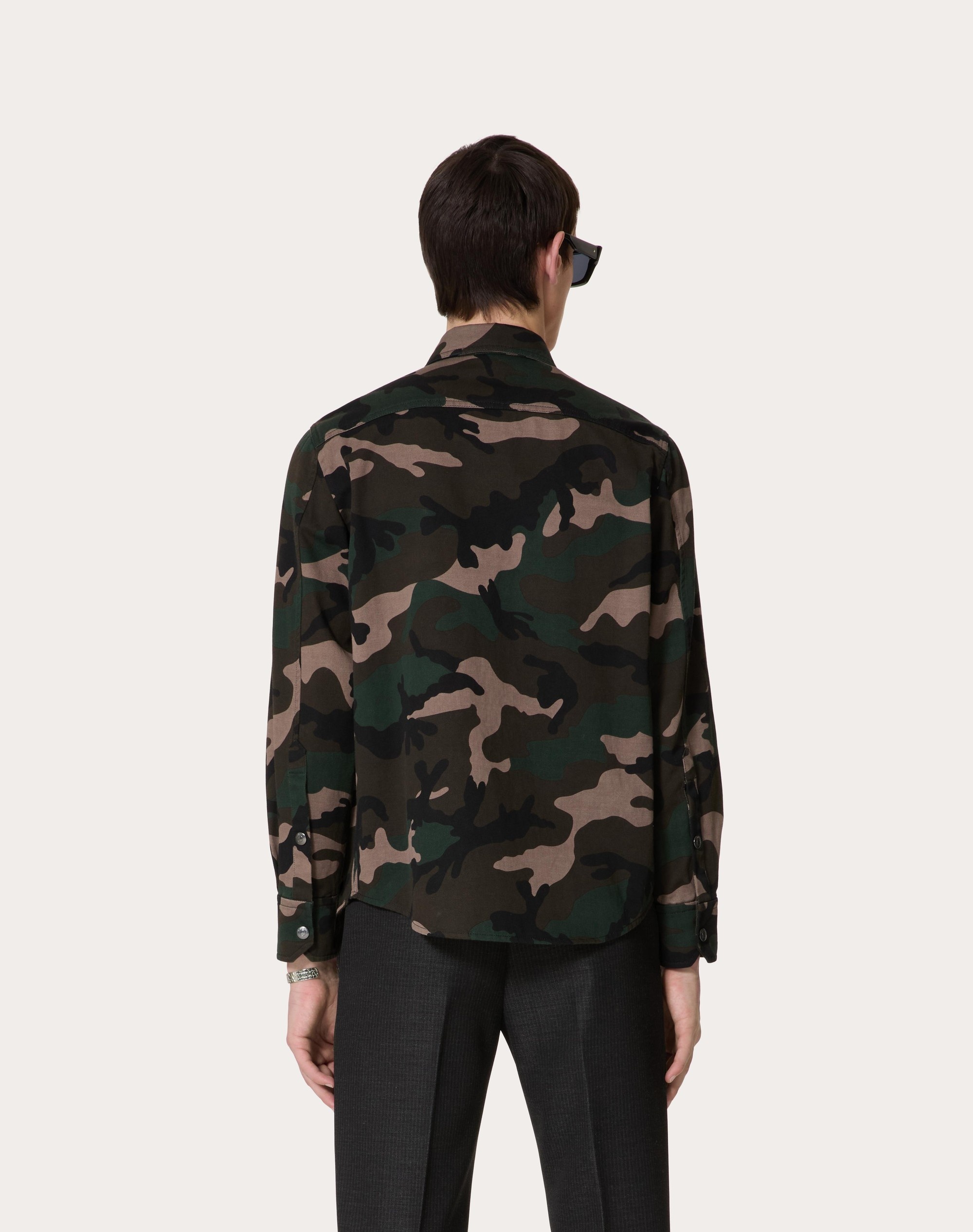 SHIRT JACKET IN COTTON GABARDINE WITH CAMOUFLAGE PRINT AND METALLIC V DETAIL - 4