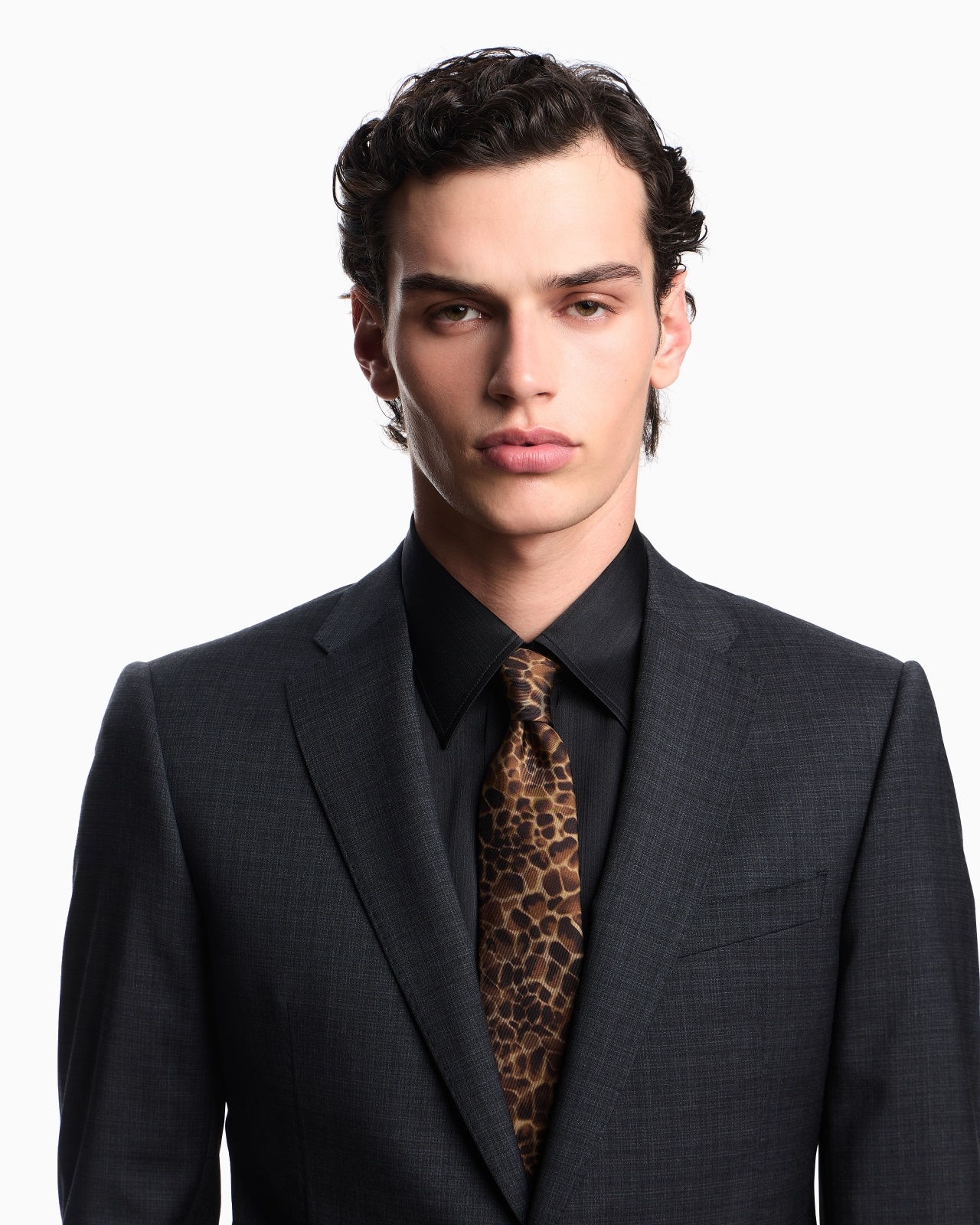 SINGLE-BREASTED SUIT MADE OF TROPICAL LIGHT WOOL WITH A CHECK MOTIF - 4