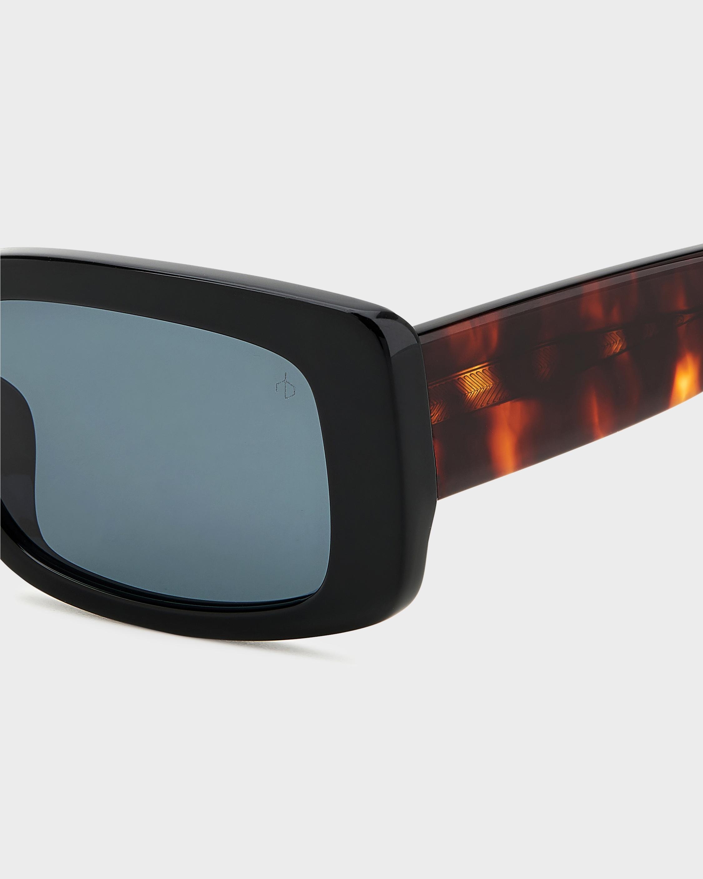 Reed
Rectangular Sunglasses - 3