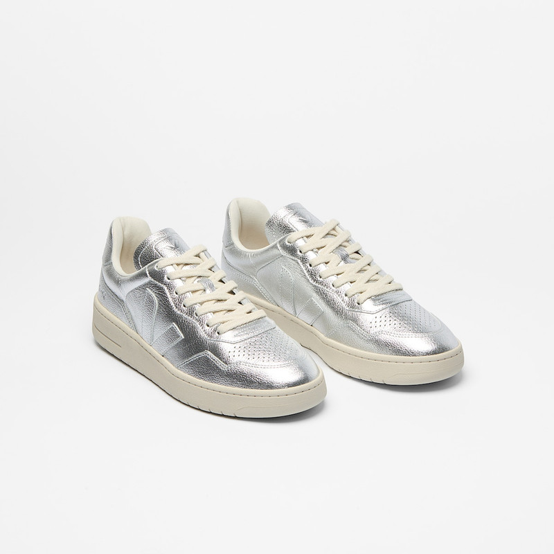 VEJA V-90 LEATHER SILVER outlook
