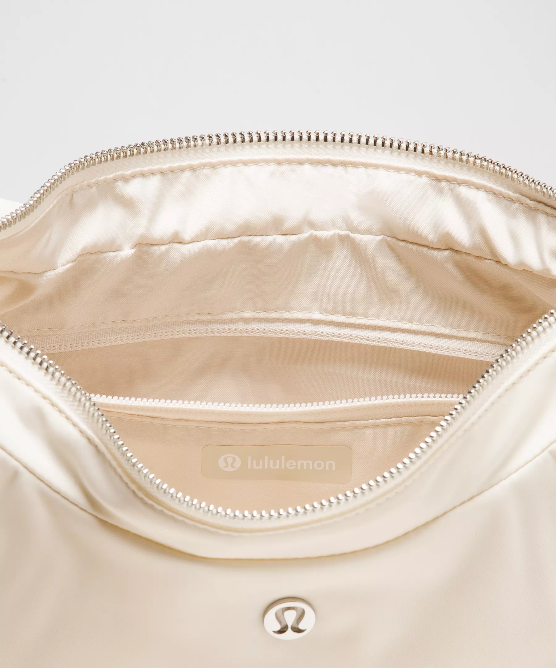 City Essentials Shoulder Bag 4L - 5