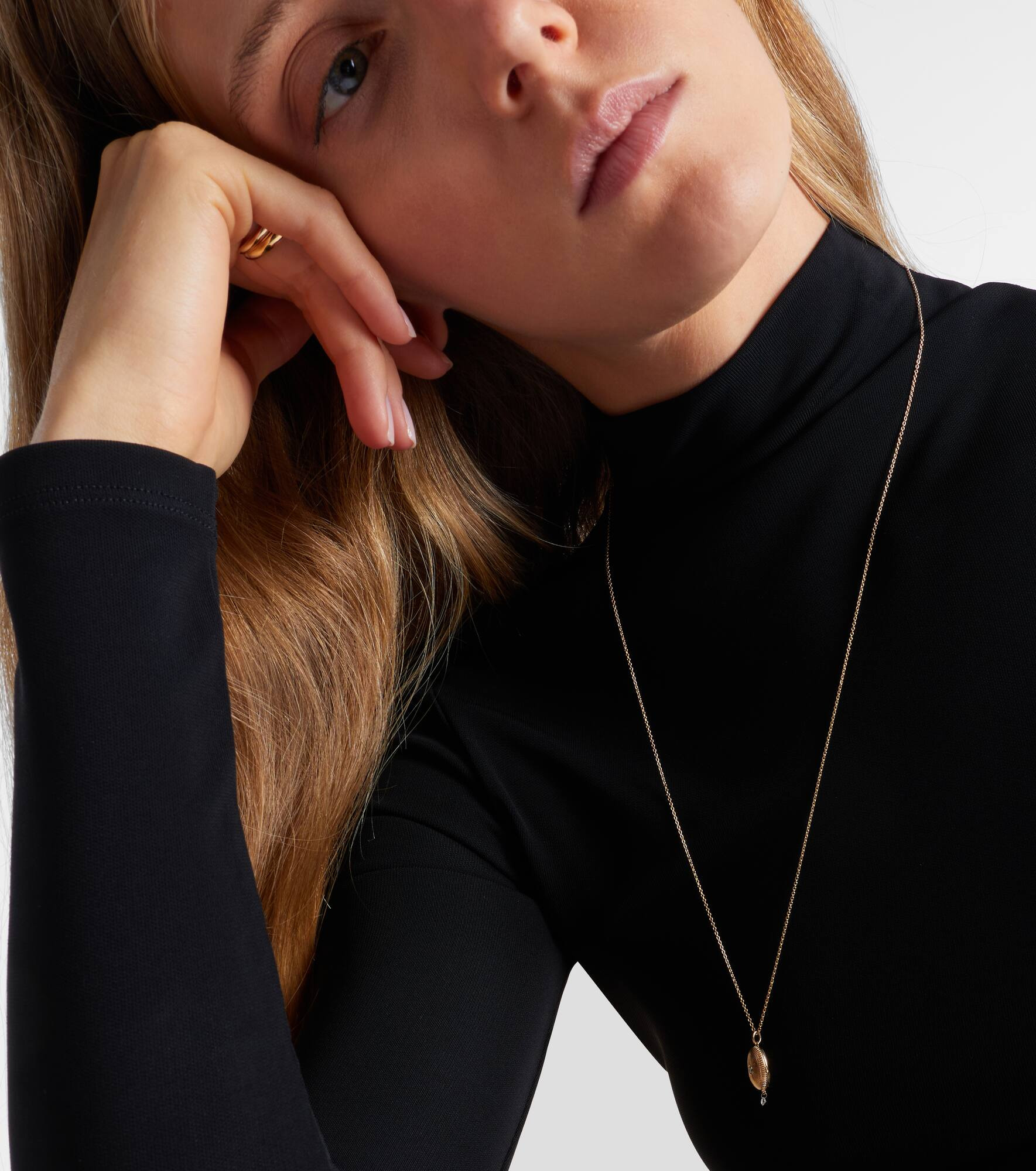 9kt gold locket necklace with diamonds - 3