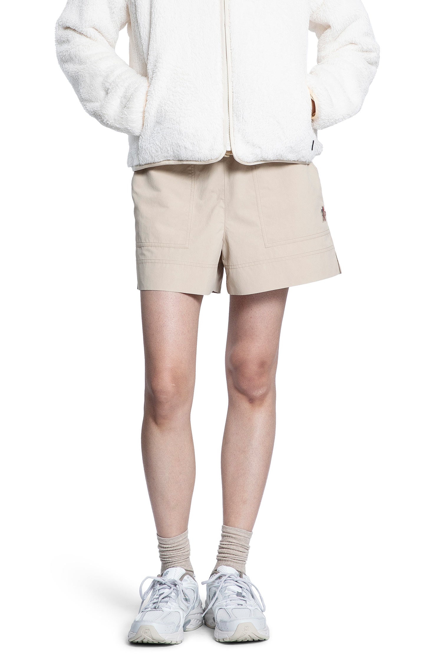 ショーツ MONCLER GRENOBLE BEIGE SHORTS WITH LOGO PATCH Moncler Grenoble Beige shorts with logo patch | TheDoubleF