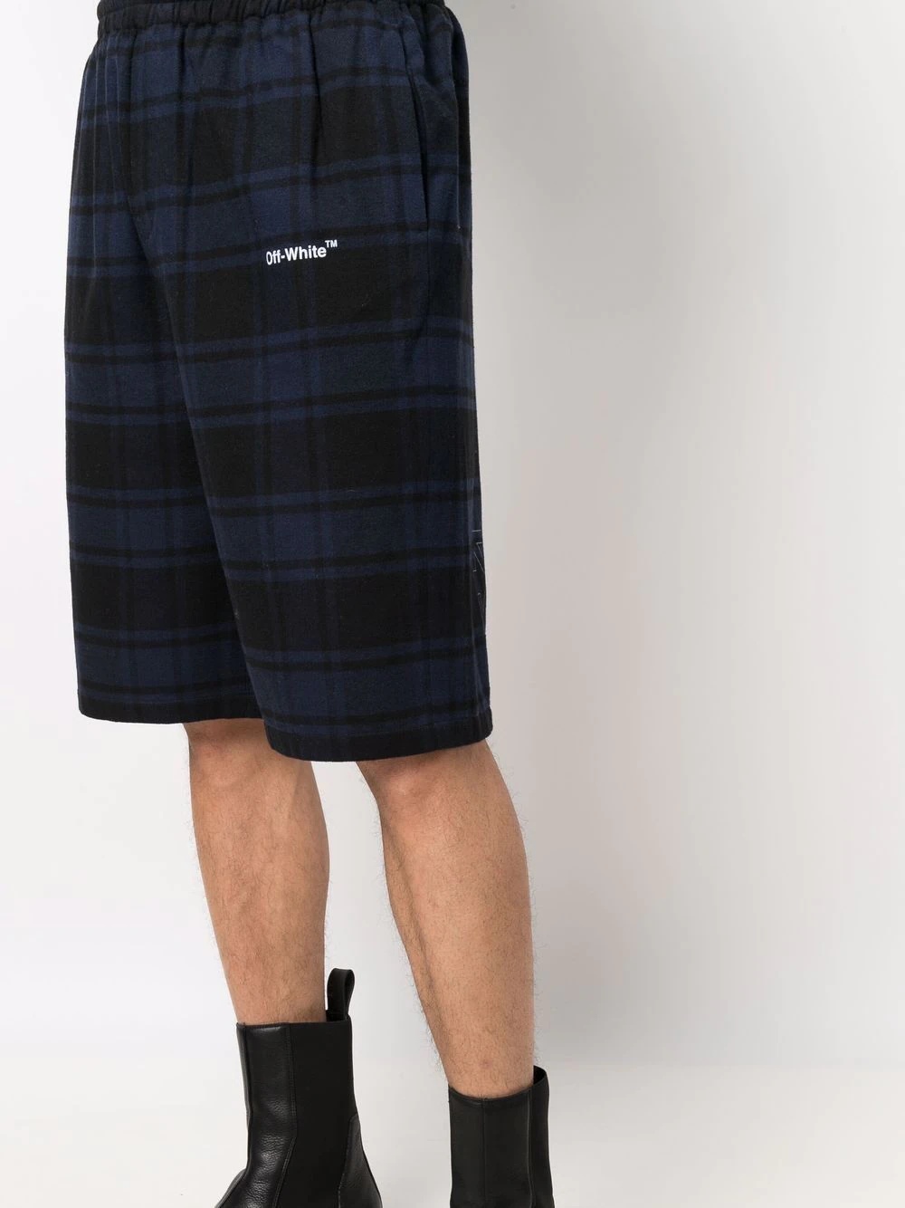 Arrows logo-print tartan shorts - 5