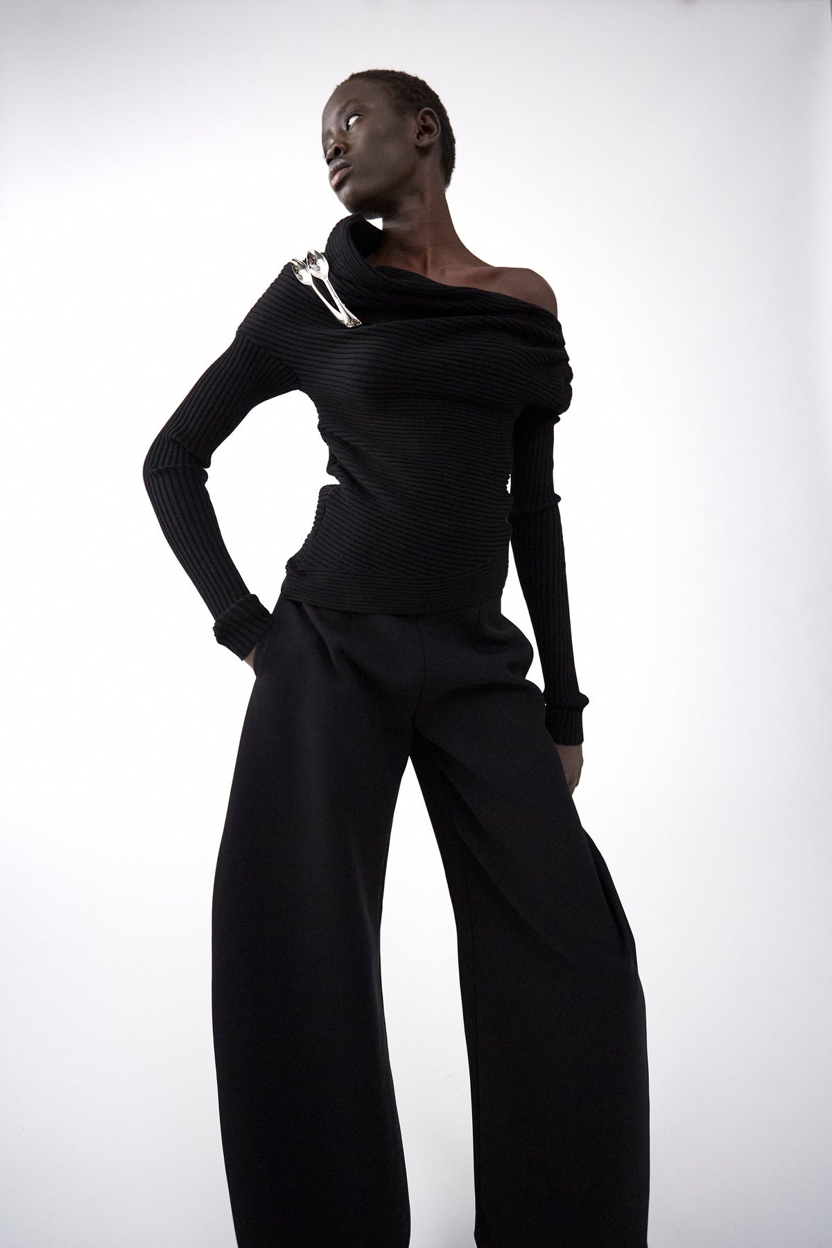 OFF SHOULDER SWEATER WITH SPOON BROOCH BLACK - 9