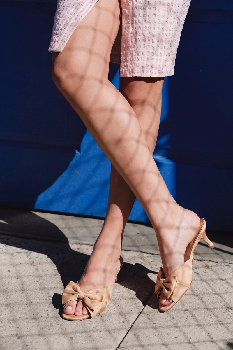 Larroudé Elle Peep Toe Mule Macaroon Silk outlook