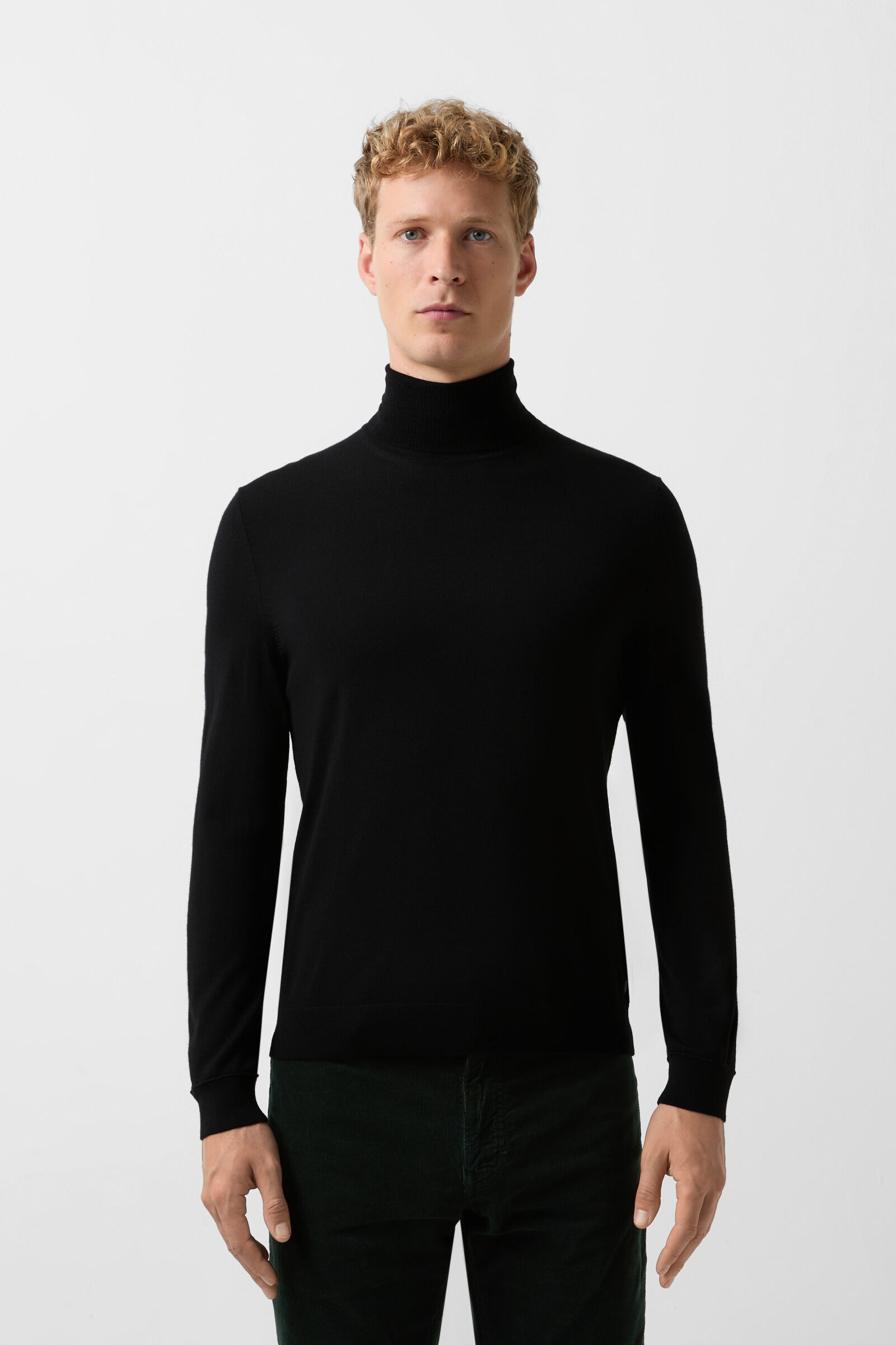 Gordon turtleneck pullover in Black - 2