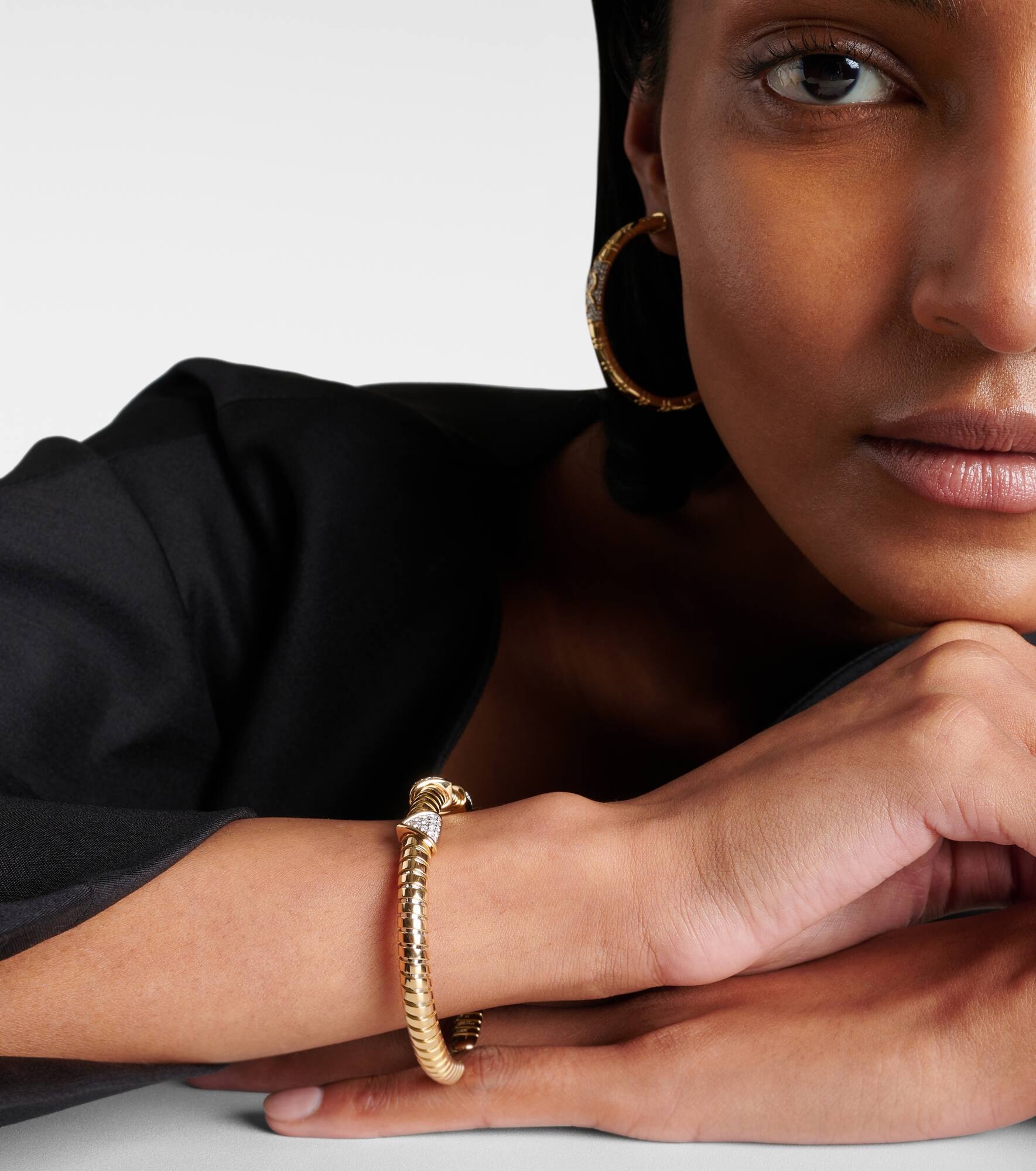 Trisolina 3 Station 18kt gold cuff bracelet with diamonds - 2