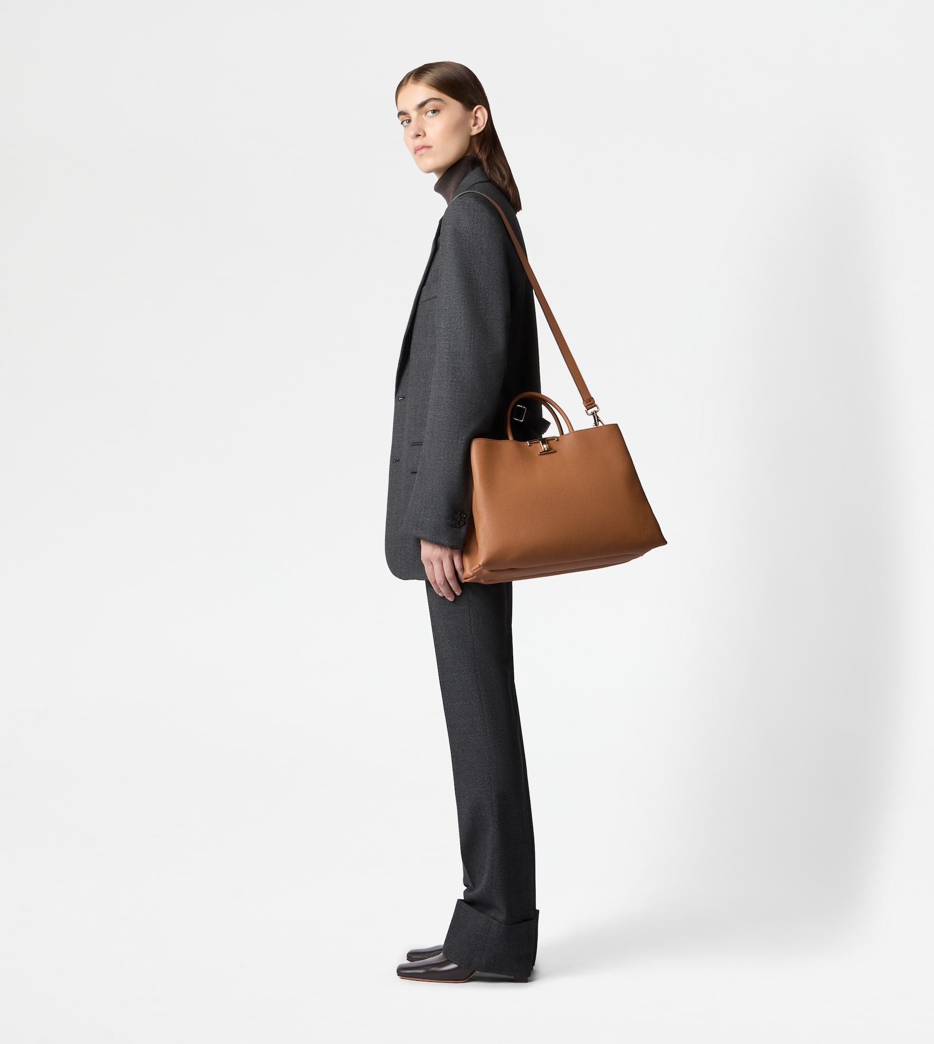 T TIMELESS SHOPPING BAG IN LEATHER MEDIUM - BROWN - 8