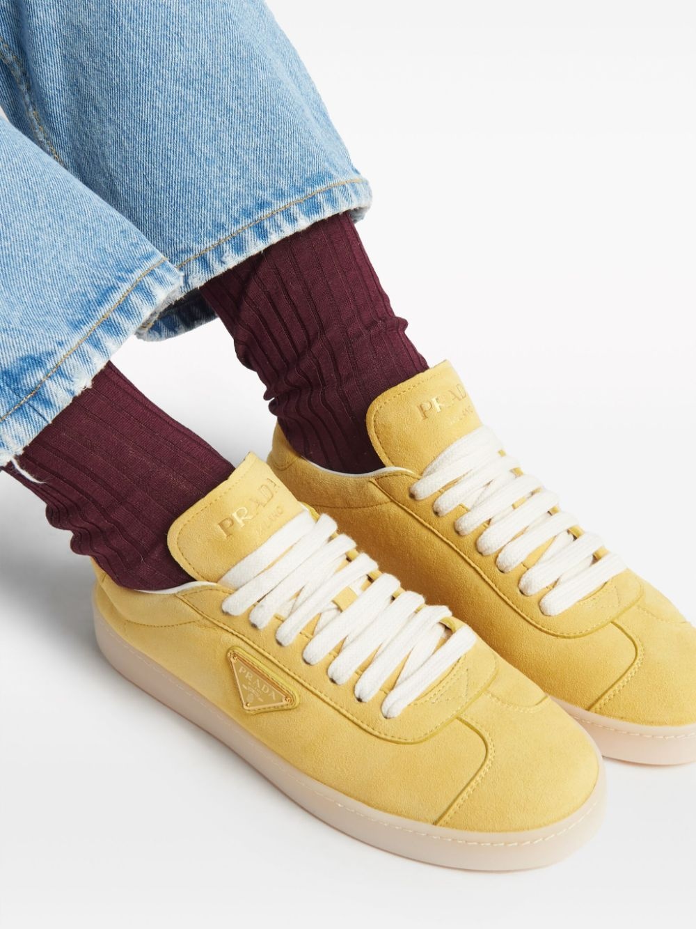 スニーカー PRADA  suede sneakers with triangle logo prada-triangle-logo-suede-