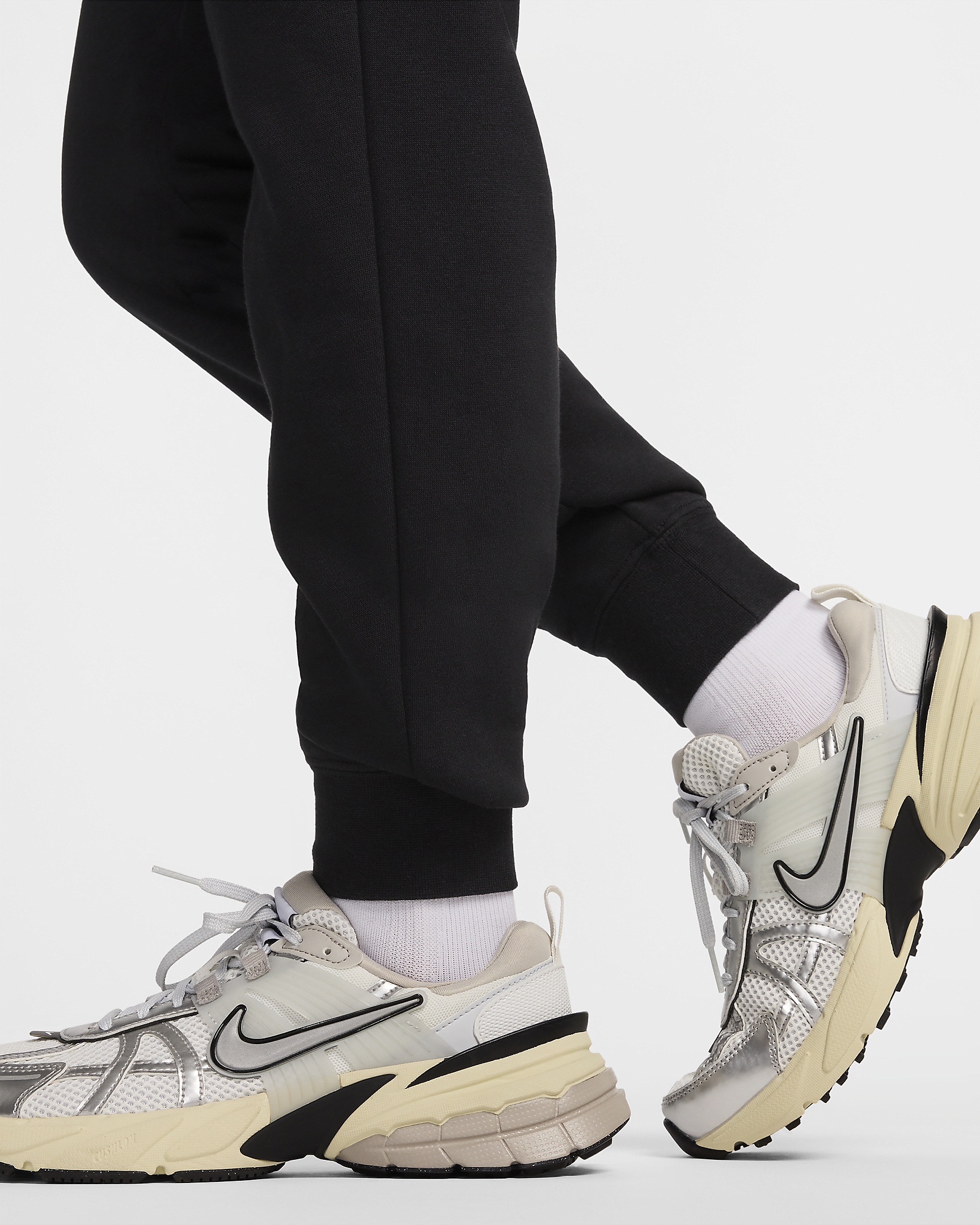 Nike Sportswear Club Fleece Women's Mid-Rise Pants - 4