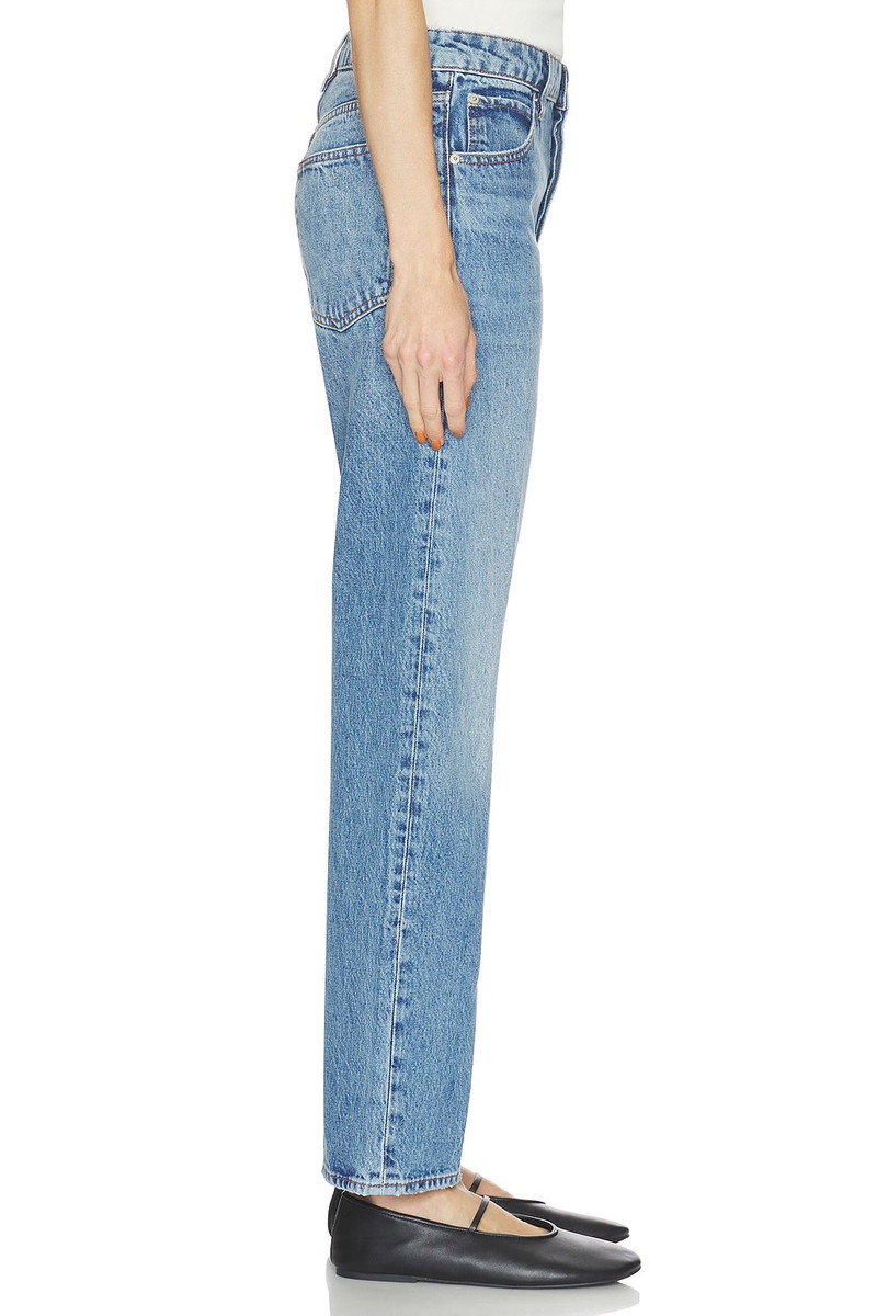 FRAME The Essential Jeans outlook