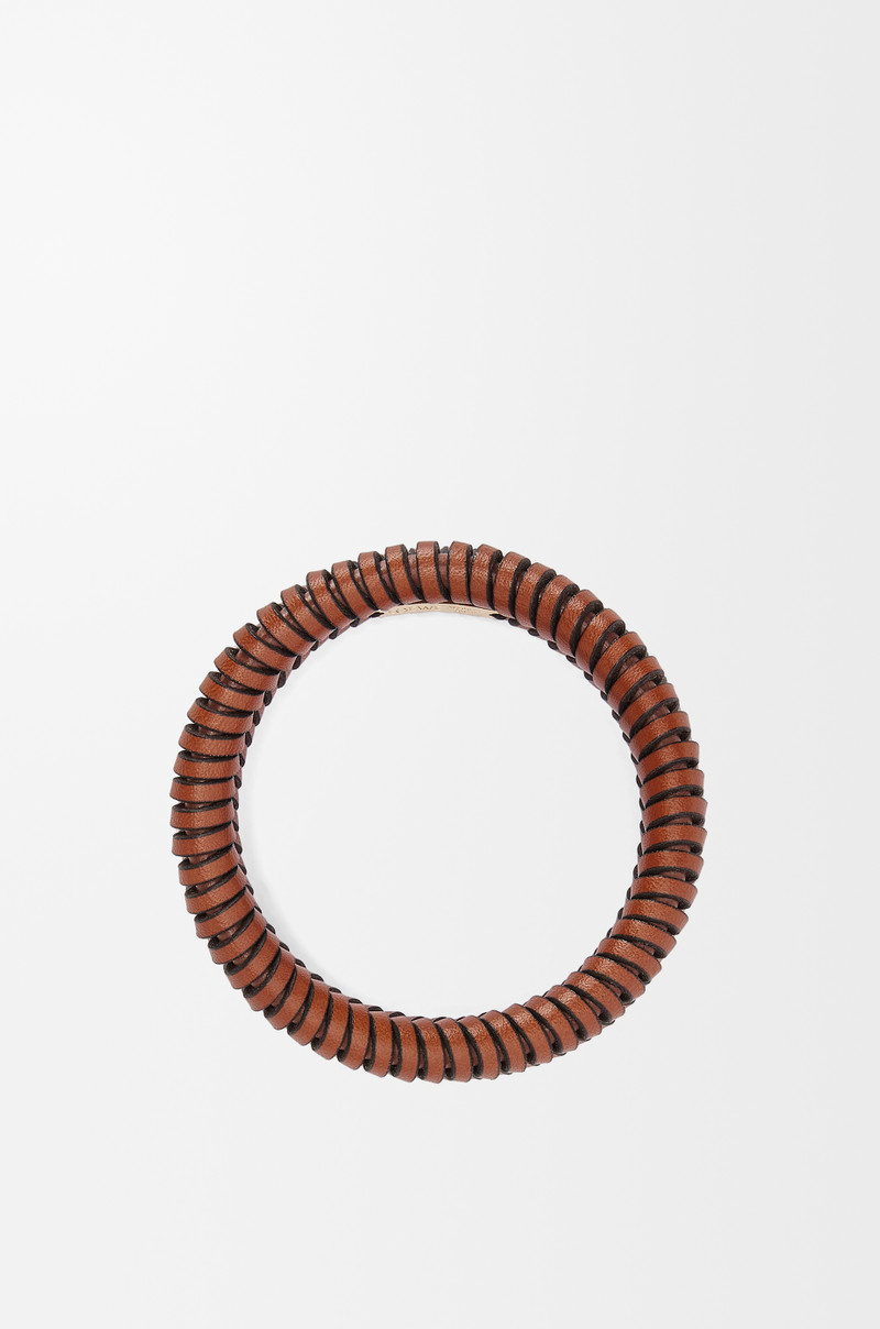 Loewe Interlock bangle in classic calfskin outlook