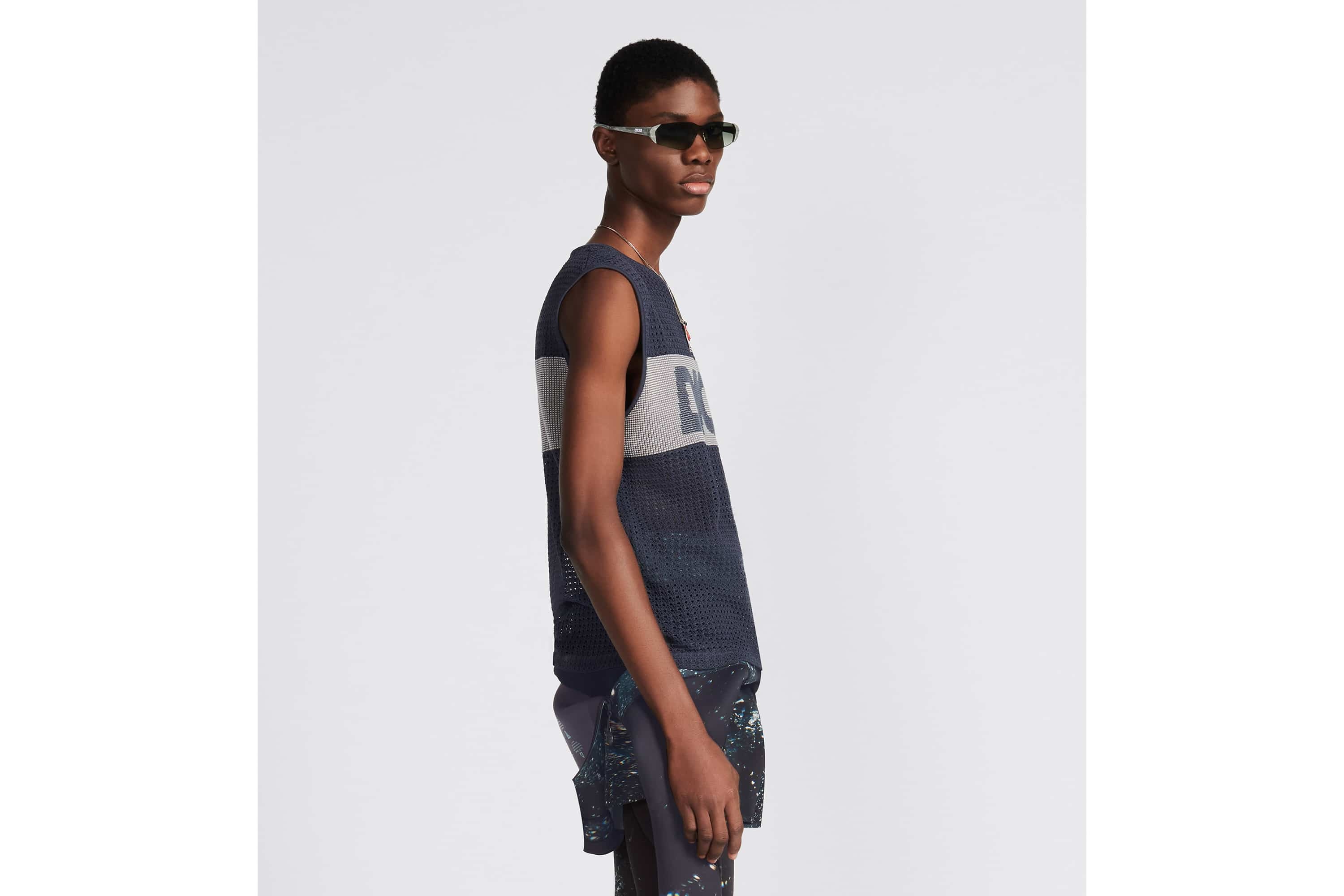 Sleeveless T-Shirt - 5
