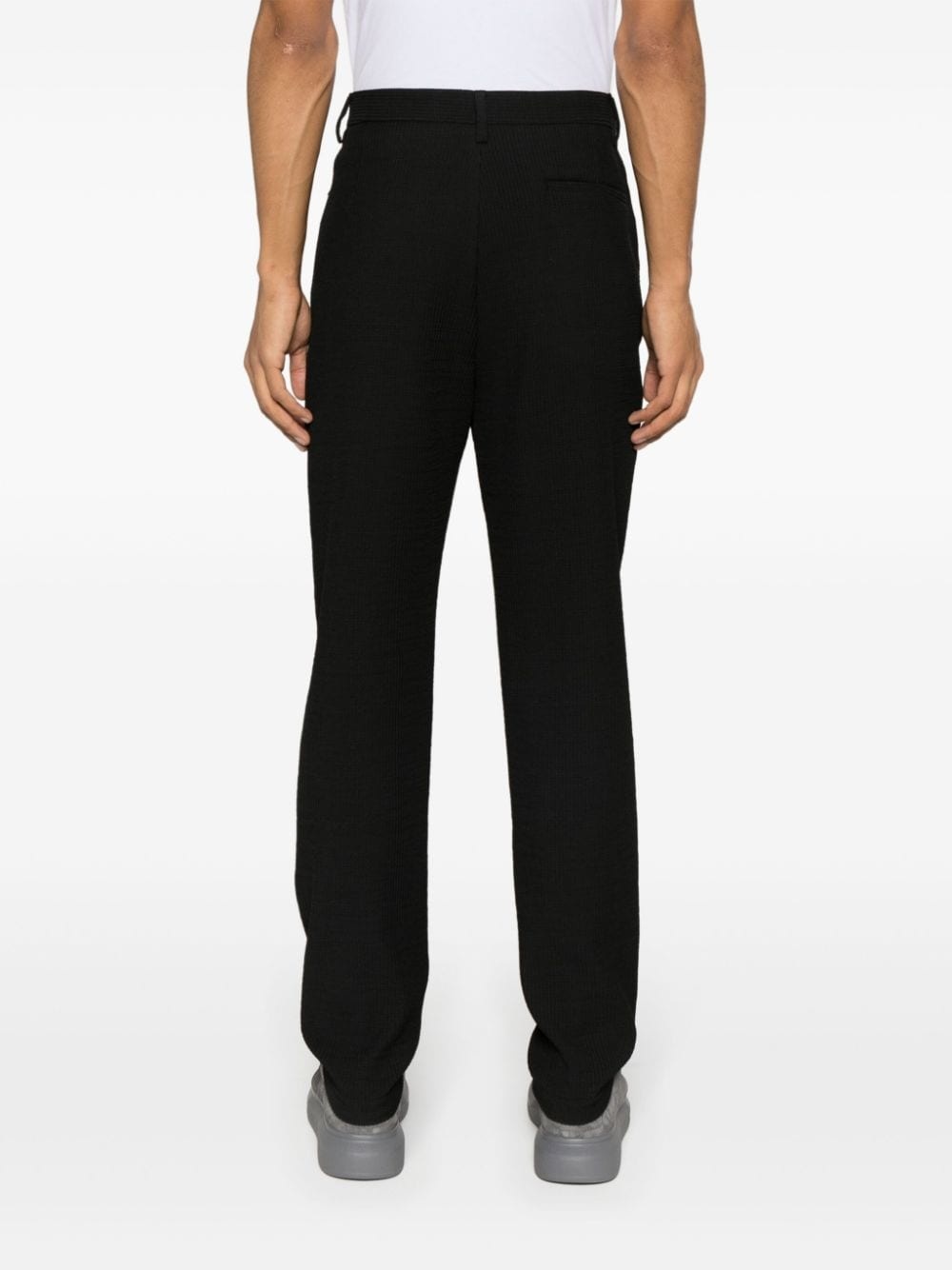 seersucker-textured tapered-leg trousers - 4