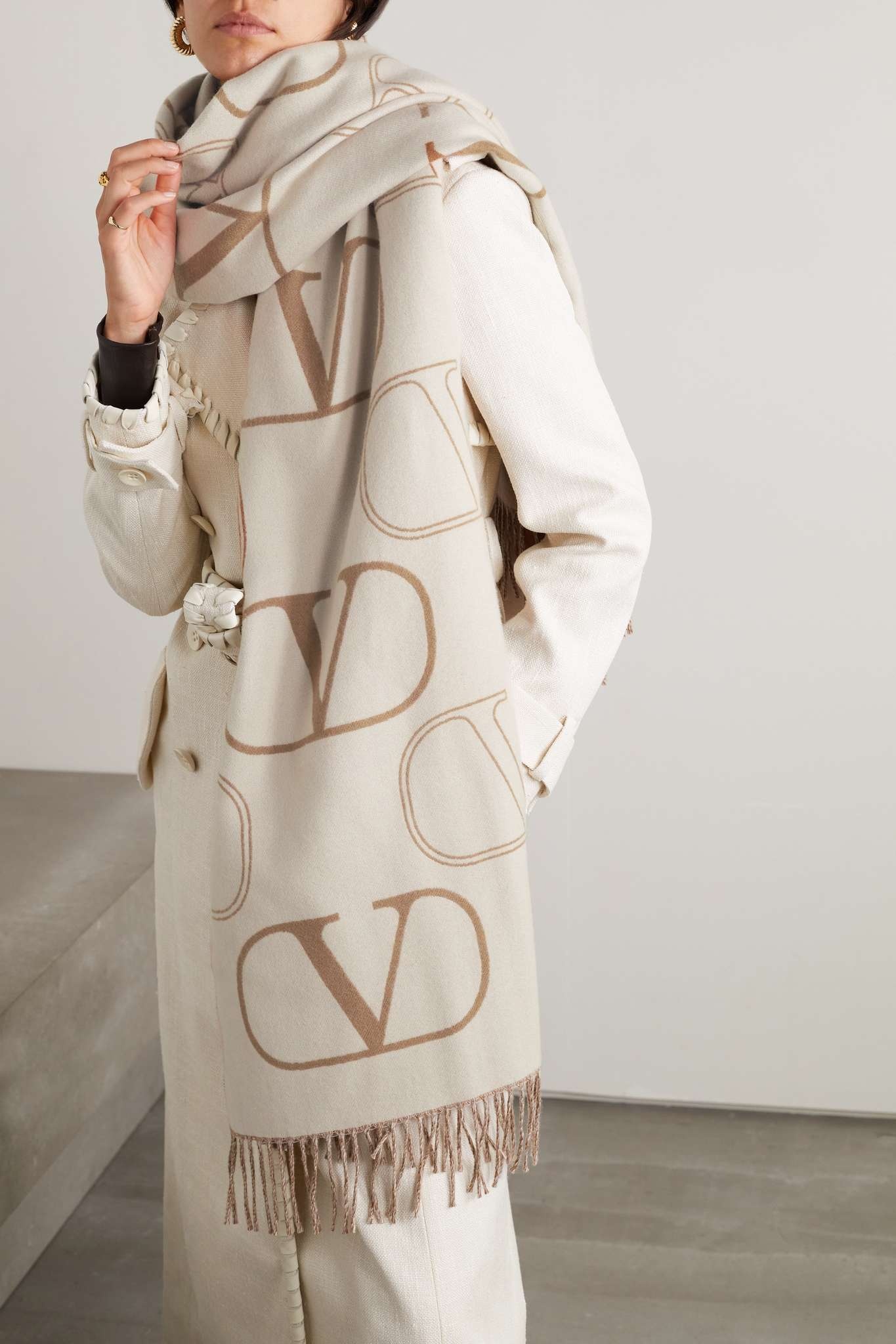 Valentino Garavani fringed wool-jacquard scarf - 3