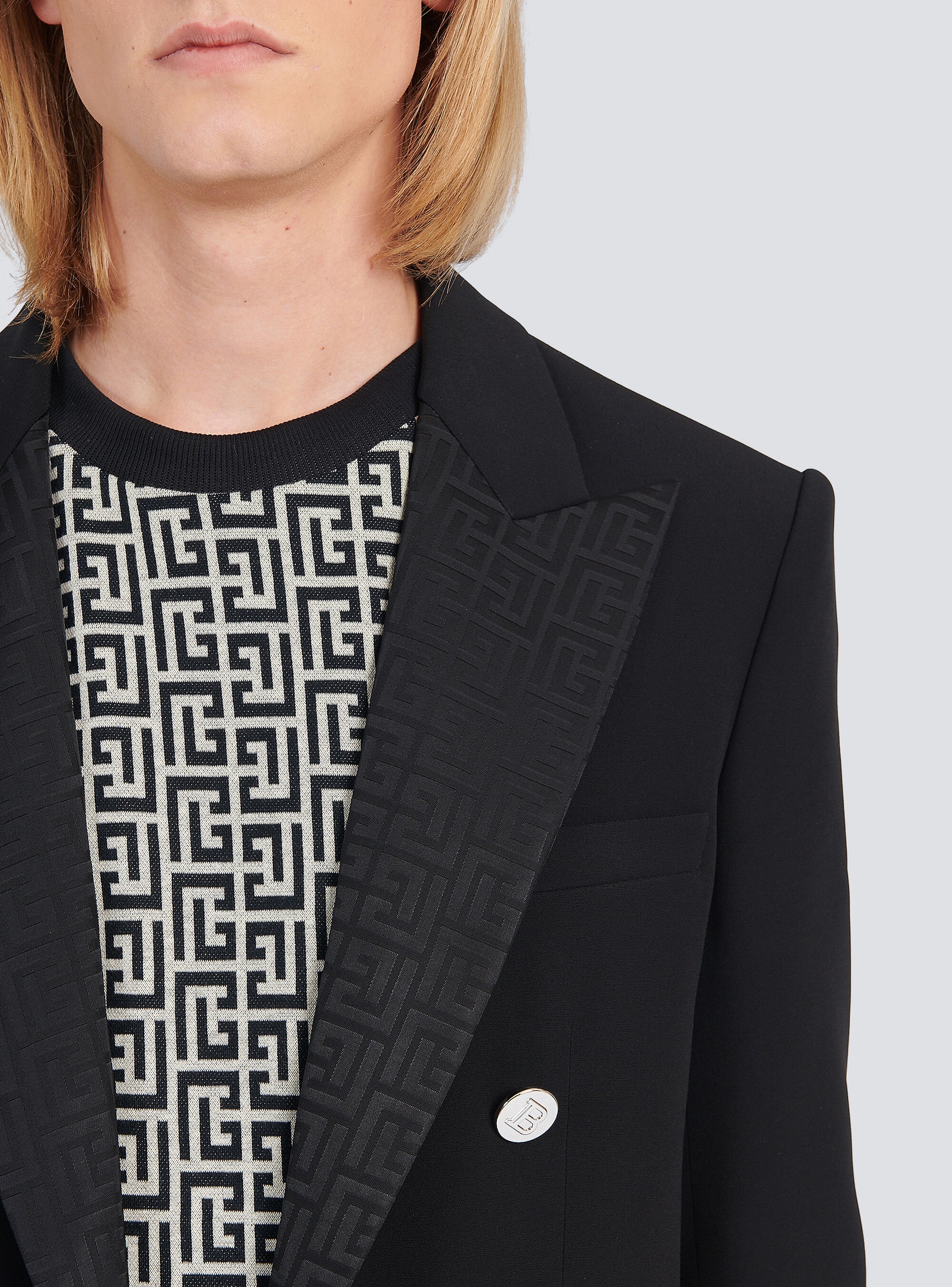 Crepe blazer with double-breasted silver-tone buttoned fastening and Balmain monogram collar - 7