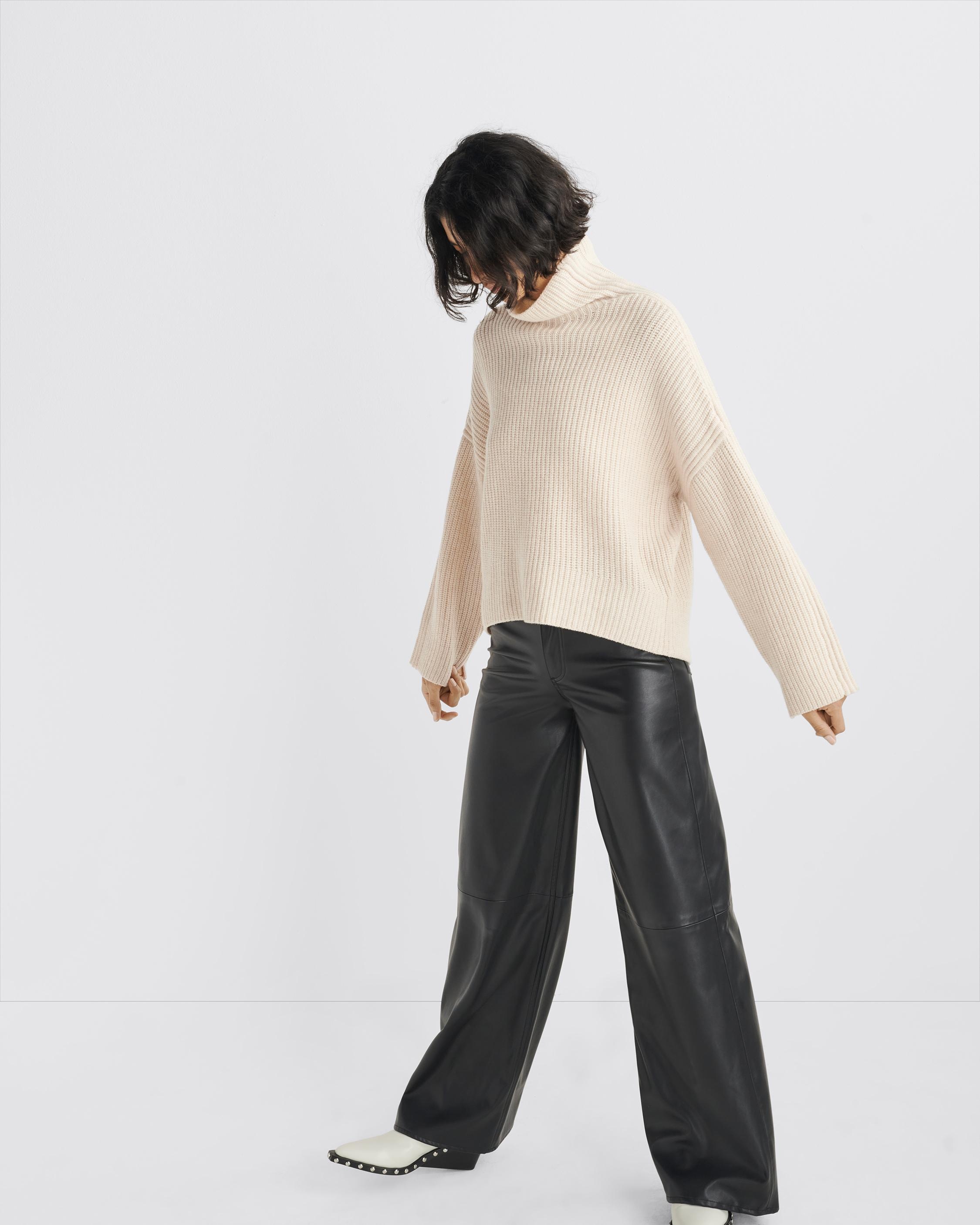 Connie Wool Turtleneck
Oversized Fit - 6