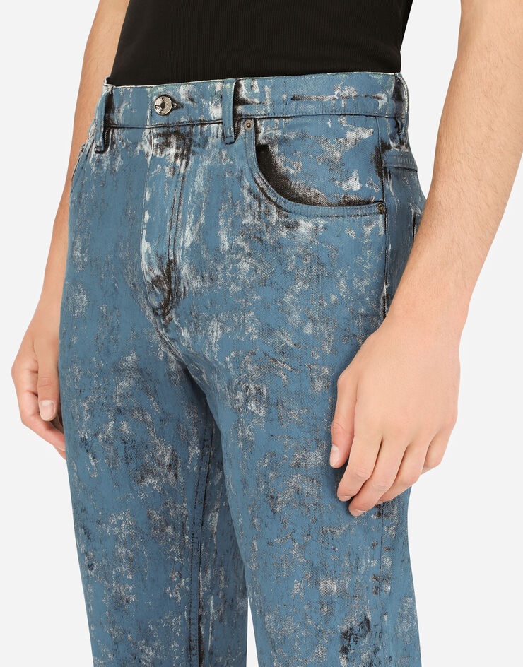 Loose blue jeans with marbled print - 4