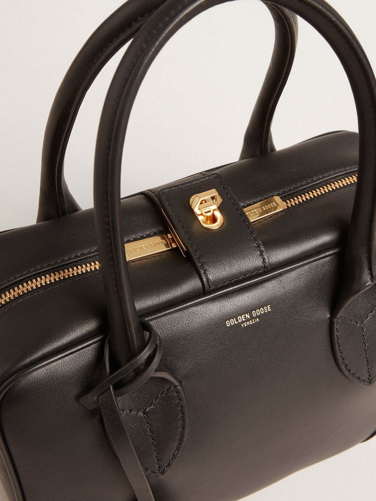 Vita Bag in smooth black leather with gold details - 6